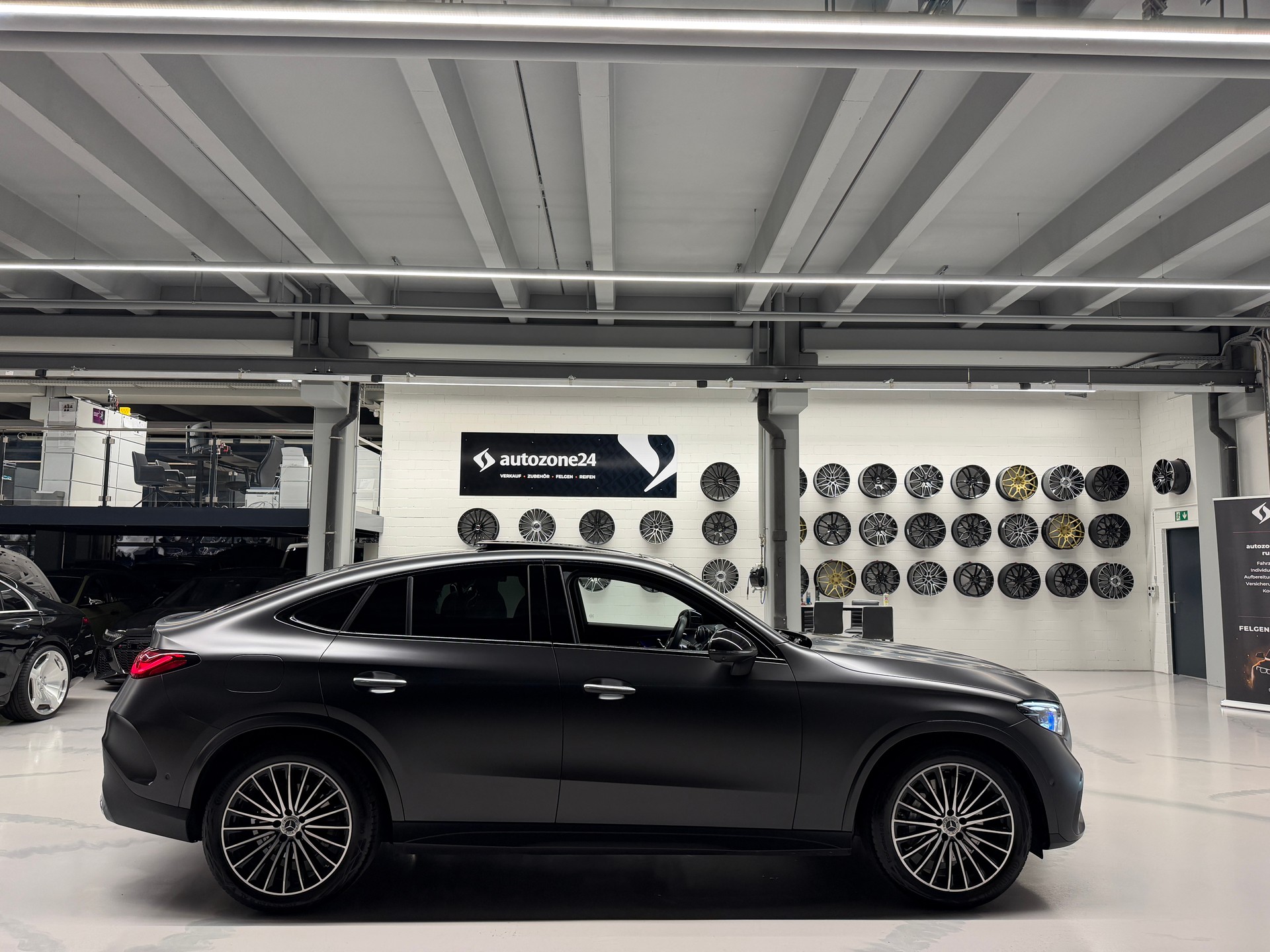 MERCEDES-BENZ GLC 300 AMG Line 4matic Coupé *CH-Auto*Sonderlackierung Manufaktur magno*Gratis Service*Werksgarantie bis 02.2027*-image-9