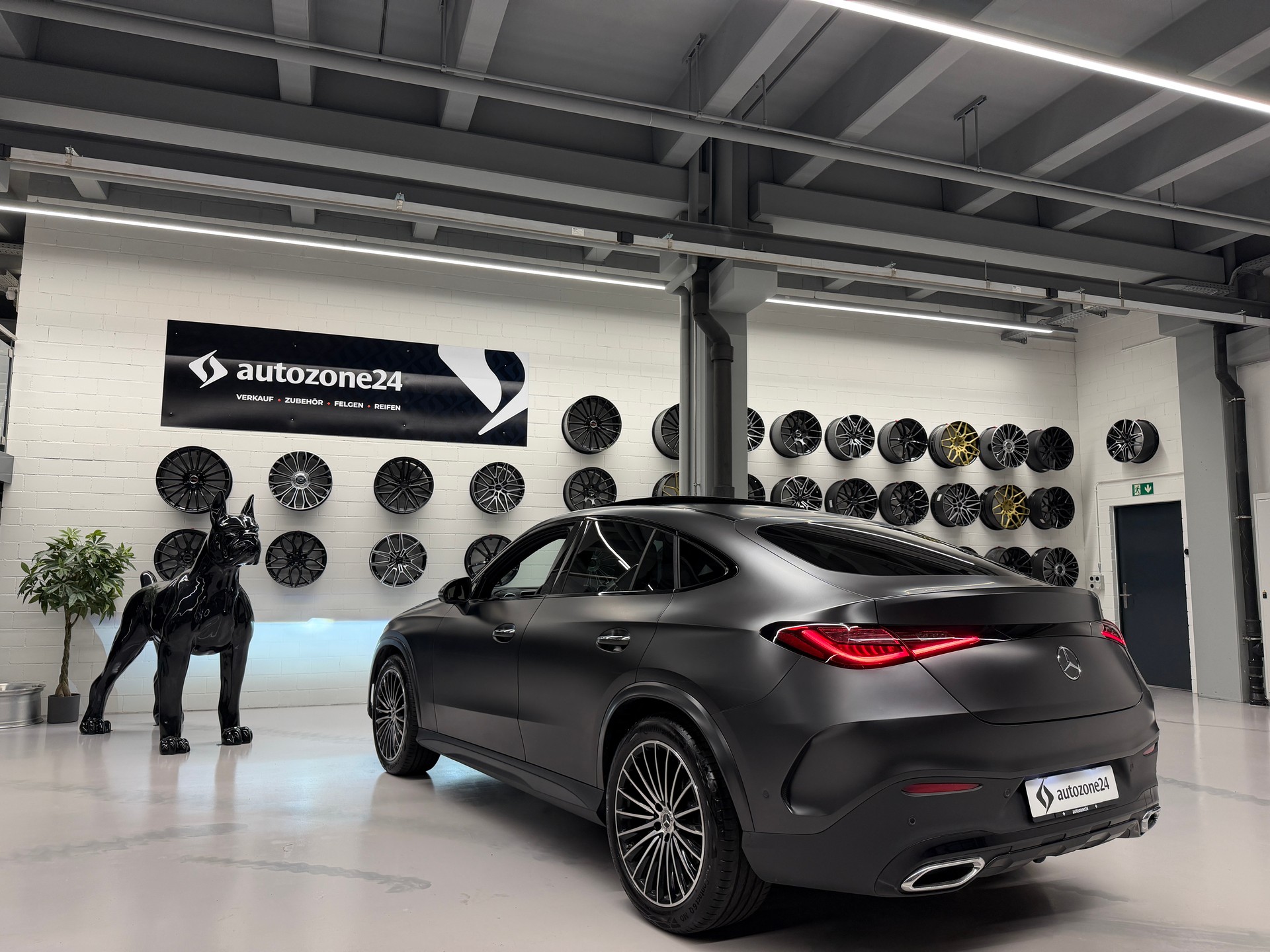 MERCEDES-BENZ GLC 300 AMG Line 4matic Coupé *CH-Auto*Sonderlackierung Manufaktur magno*Gratis Service*Werksgarantie bis 02.2027*-showroom-element-2