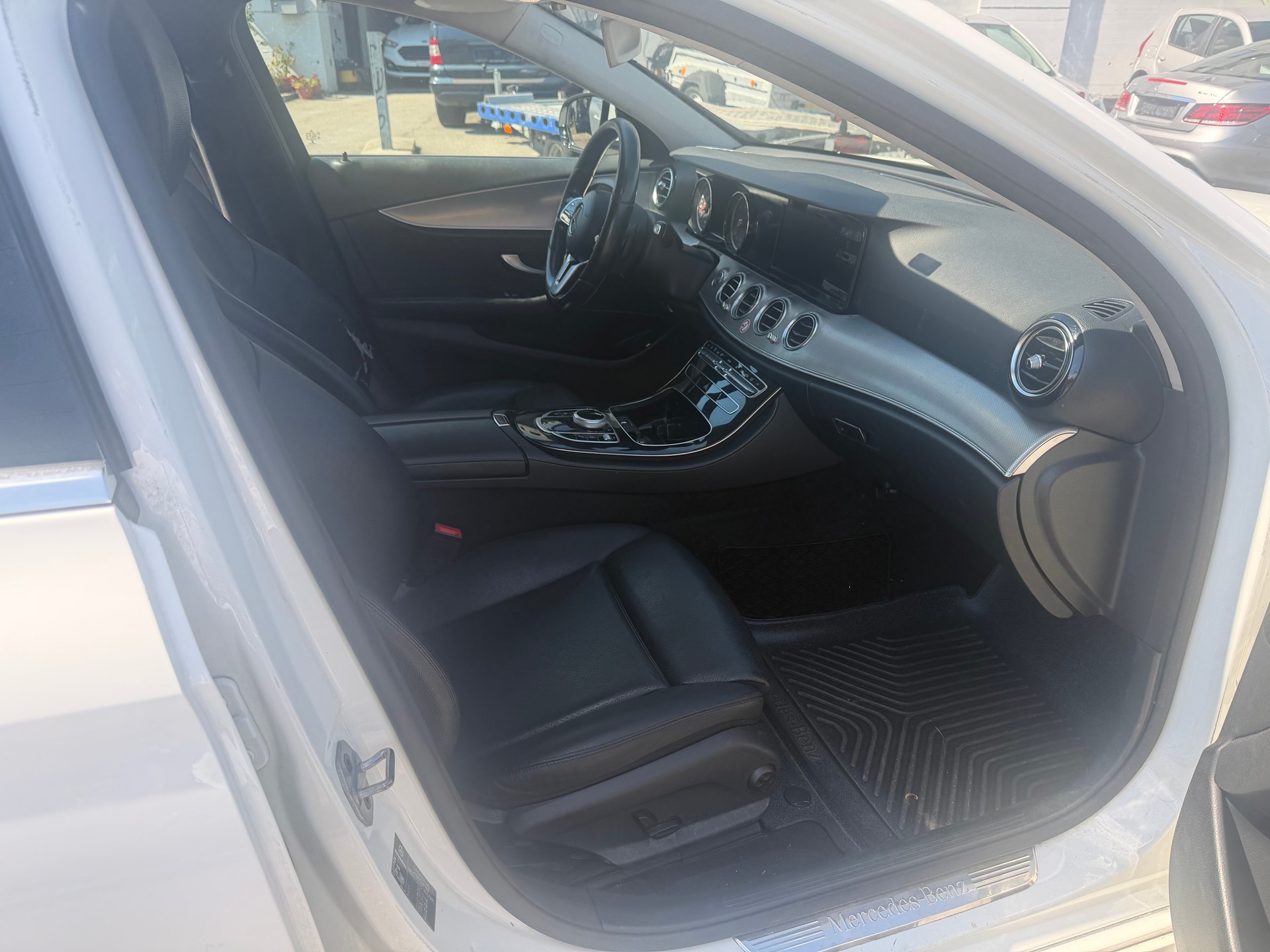 MERCEDES-BENZ E 220 d 4Matic 9G-Tronic-image-8