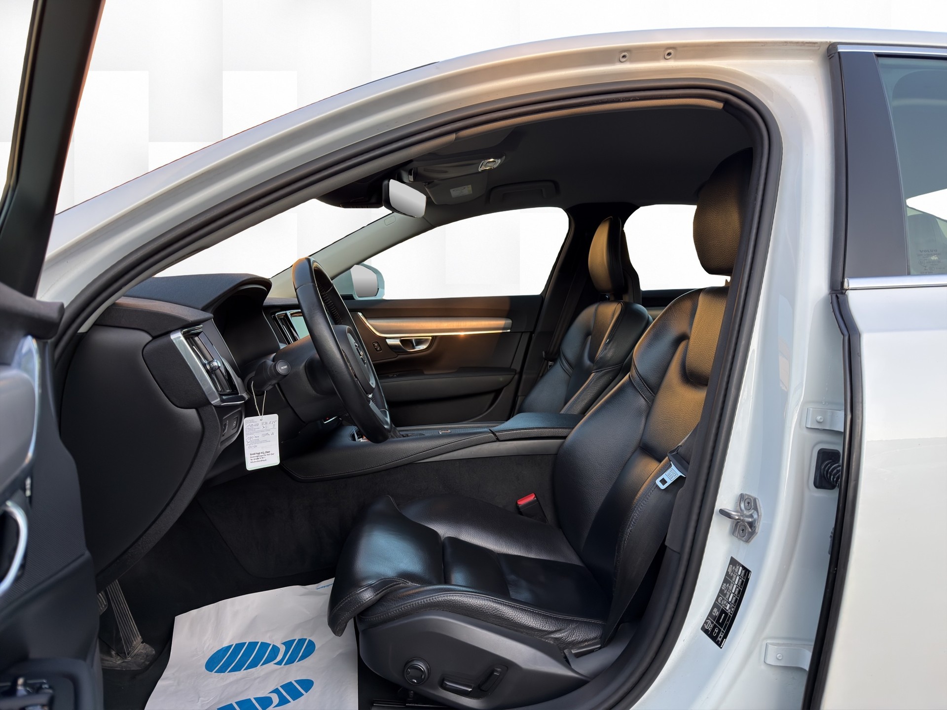 VOLVO S90 D4 Momentum Geartronic-image-8