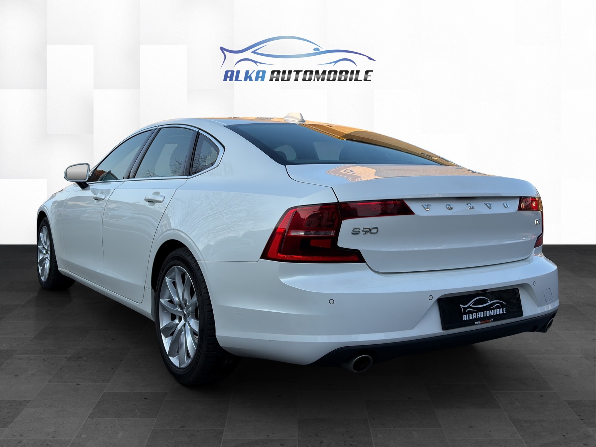 VOLVO S90 D4 Momentum Geartronic-image-4
