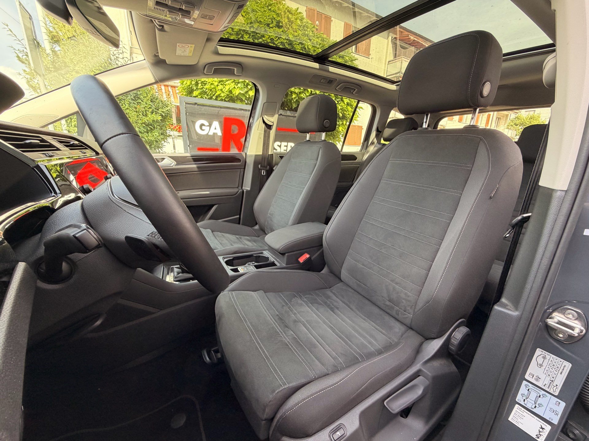 VW Touran 1.5 TSI Highline R-LINE *** TOPAUSGESTATTETER FAMILIENWAGEN ***-image-7