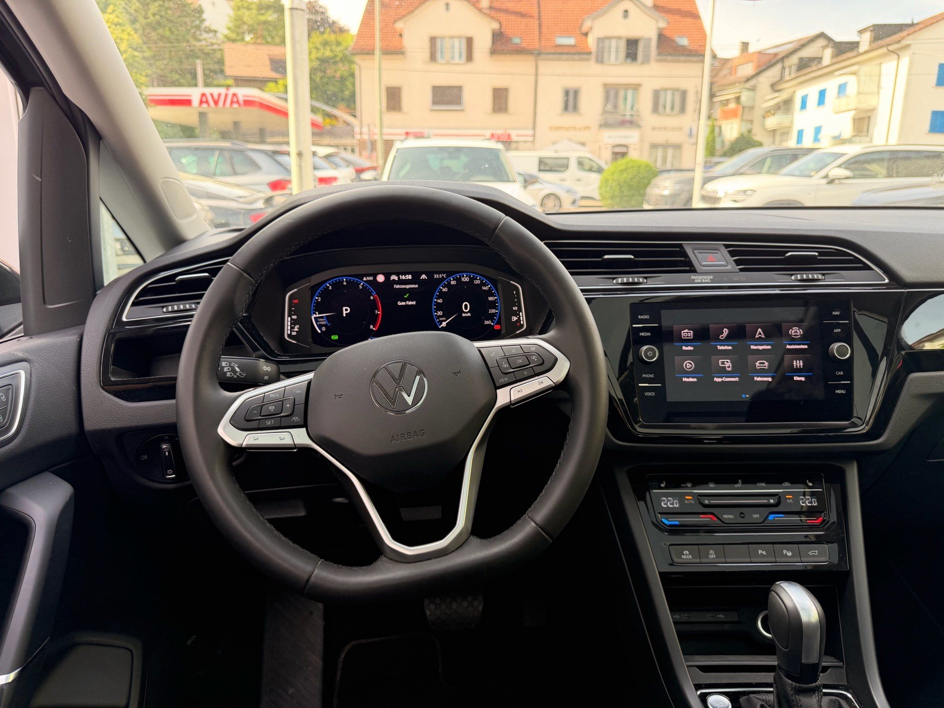 VW Touran 1.5 TSI Highline R-LINE *** TOPAUSGESTATTETER FAMILIENWAGEN ***-image-8