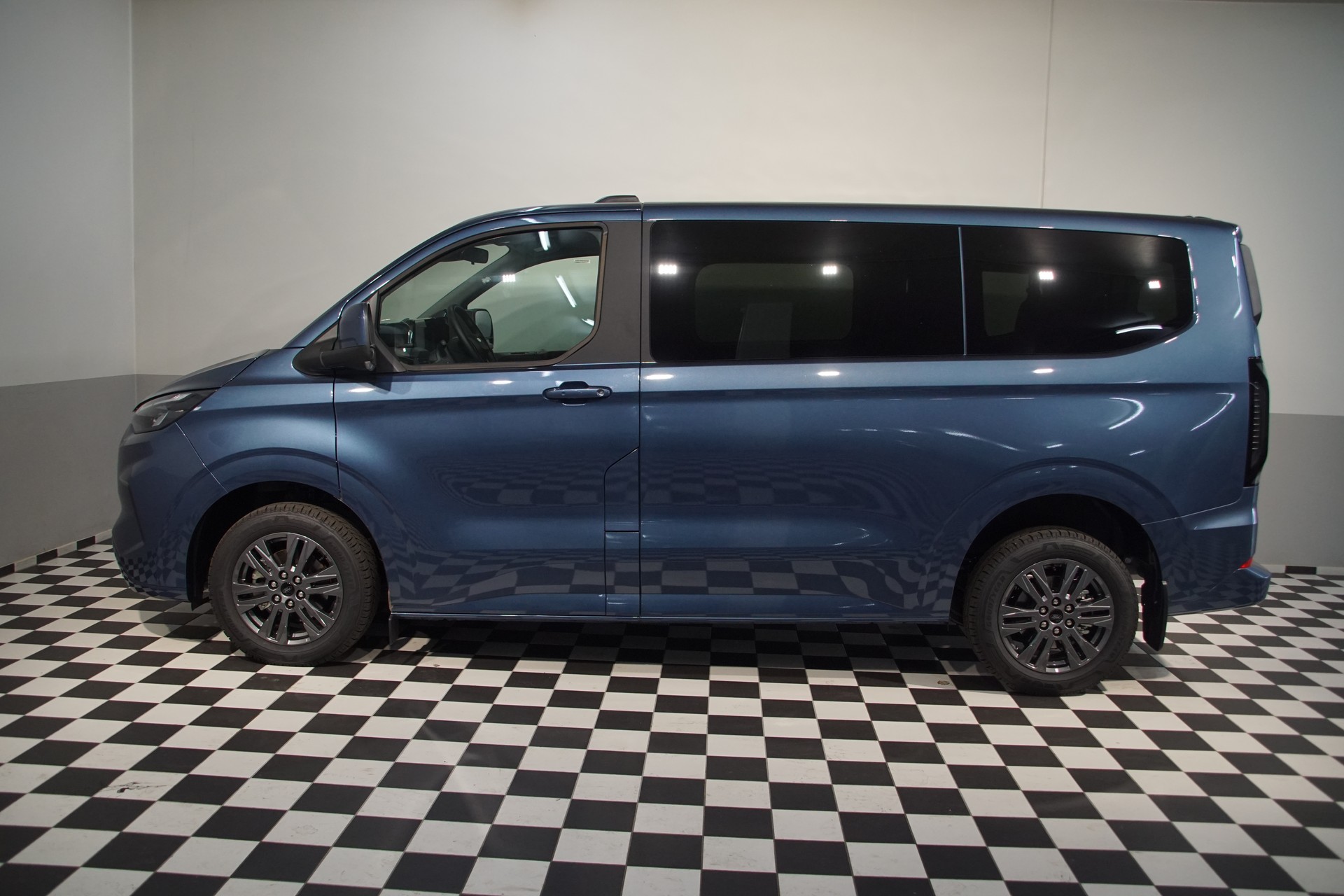 FORD Tourneo Bus 320 L1H1 Titanium Automat-image-8