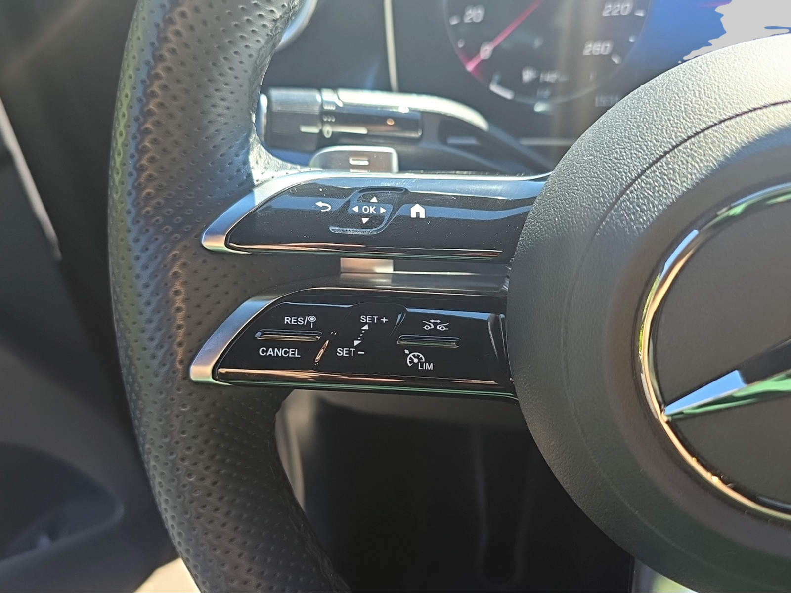 MERCEDES-BENZ GLC 300 4Matic AMG Line 9G-Tronic-image-11