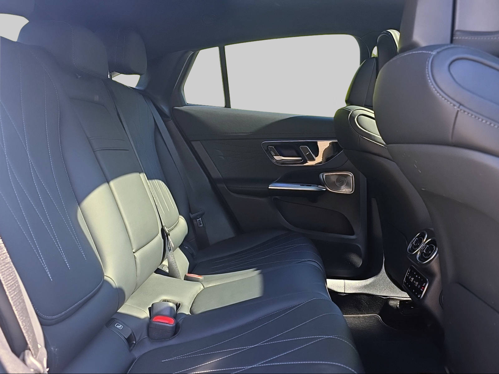 MERCEDES-BENZ GLC 300 4Matic AMG Line 9G-Tronic-image-16