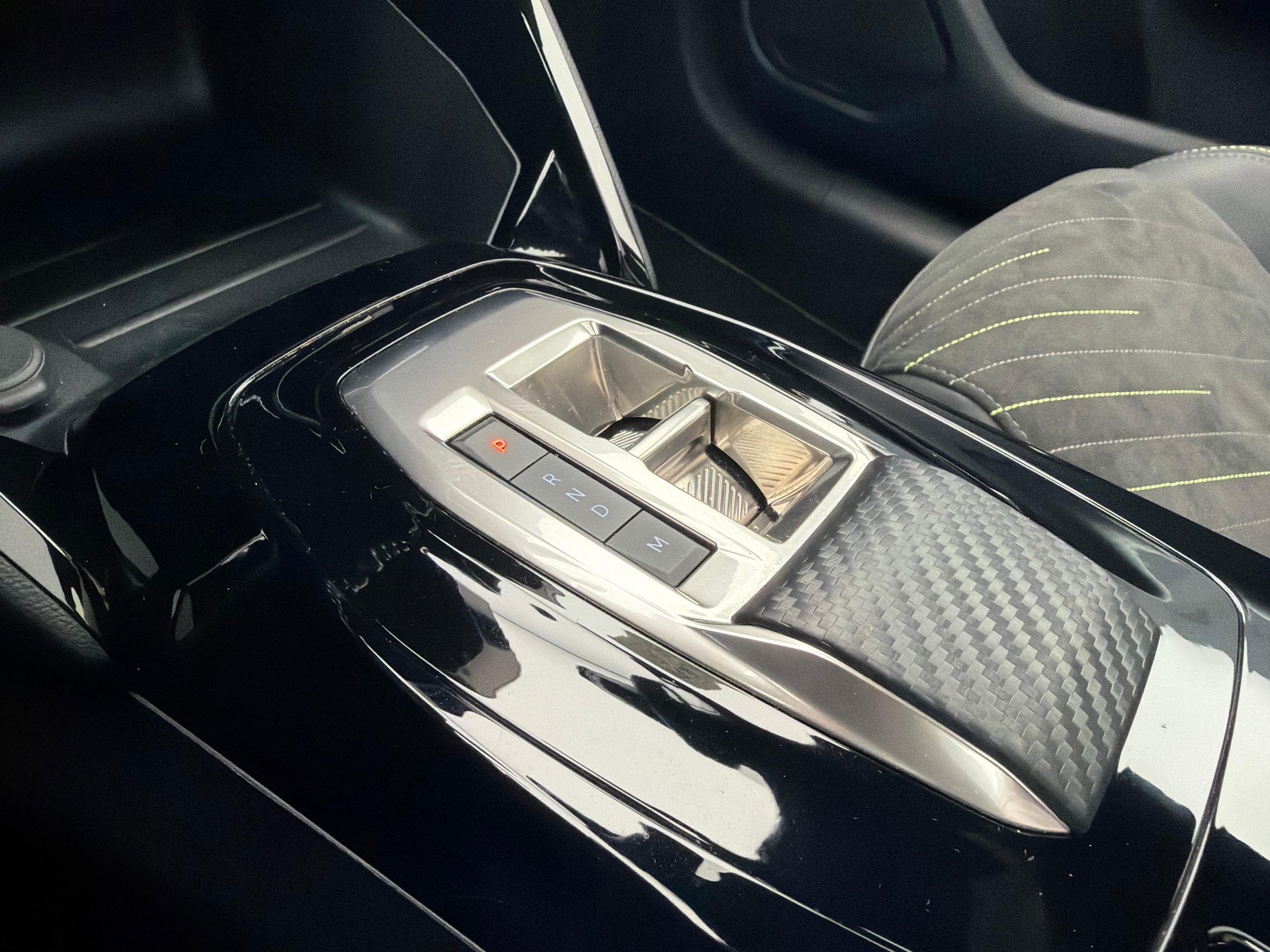 PEUGEOT 208 1.2 Hybrid 145 GT-image-19