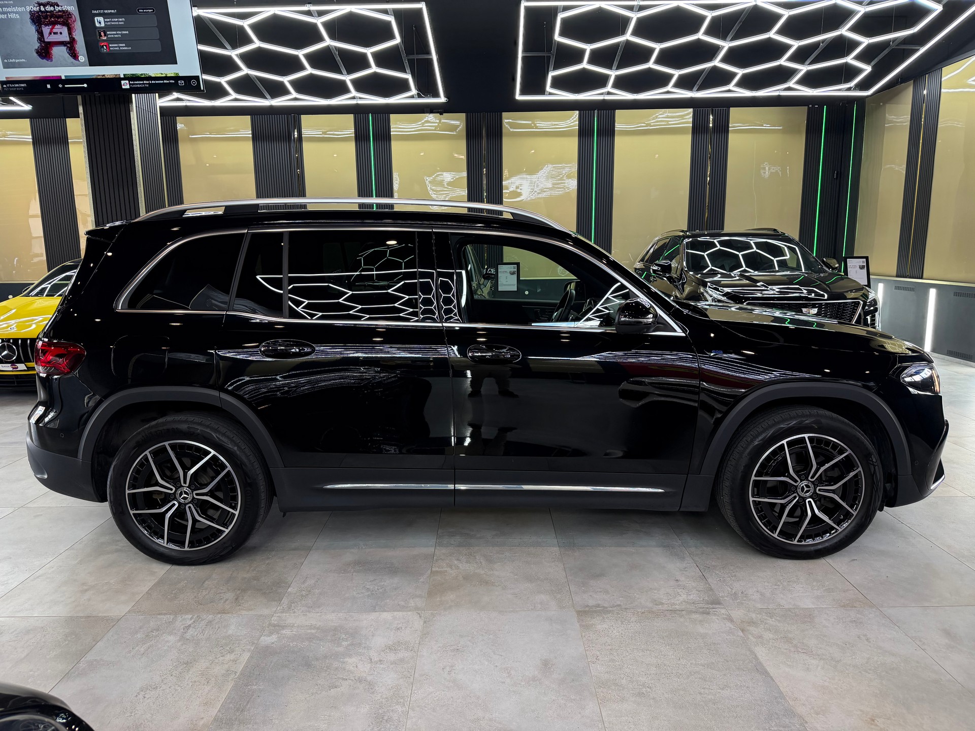 MERCEDES-BENZ EQB 350 AMG Line 4Matic-showroom-element-3