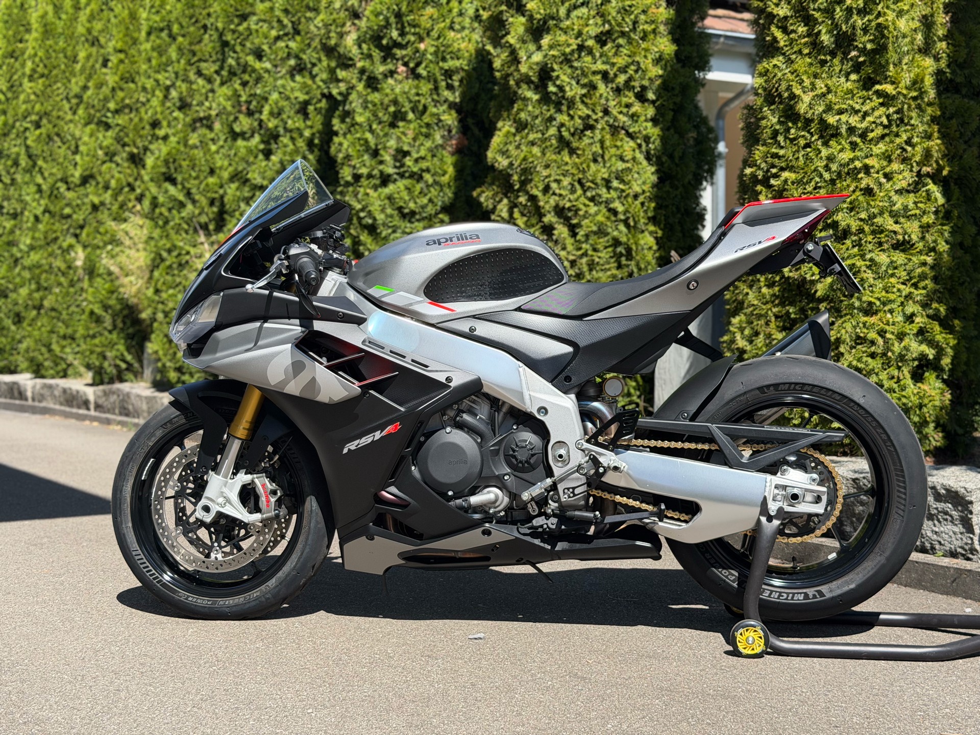 APRILIA RSV4 1100-image-1