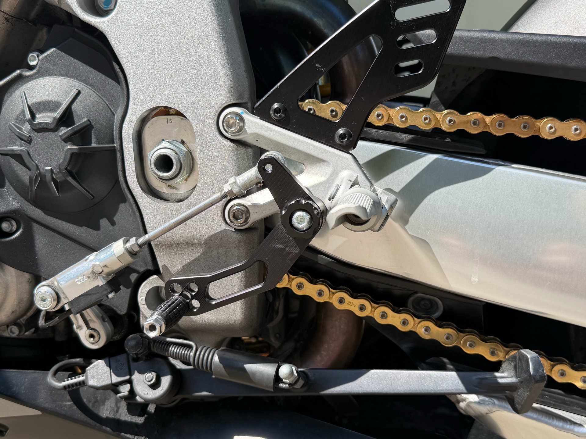 APRILIA RSV4 1100-image-12