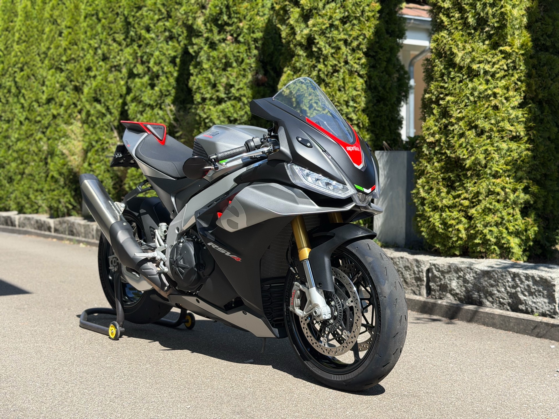 APRILIA RSV4 1100-image-2