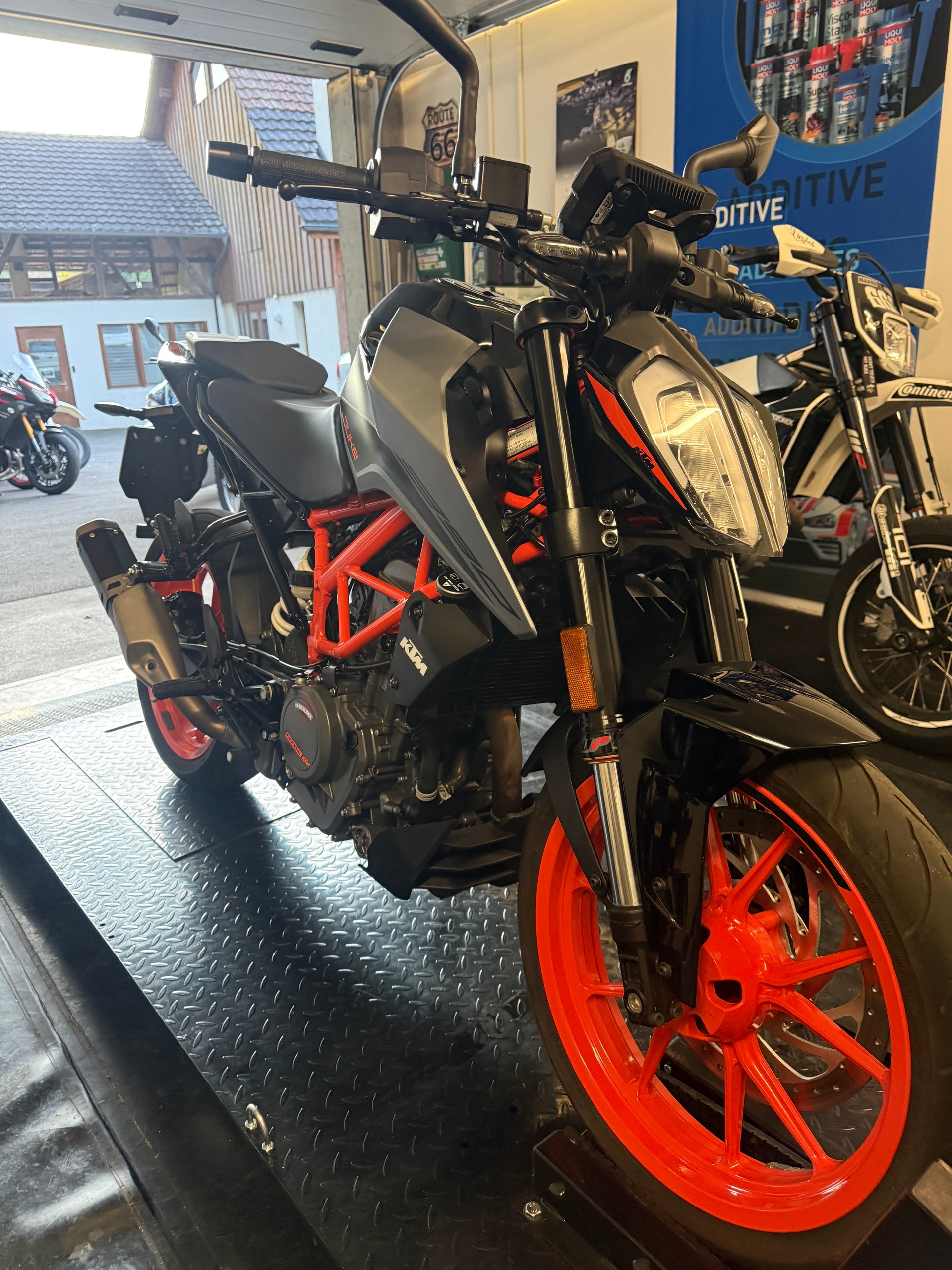 KTM 390 Duke-image-3