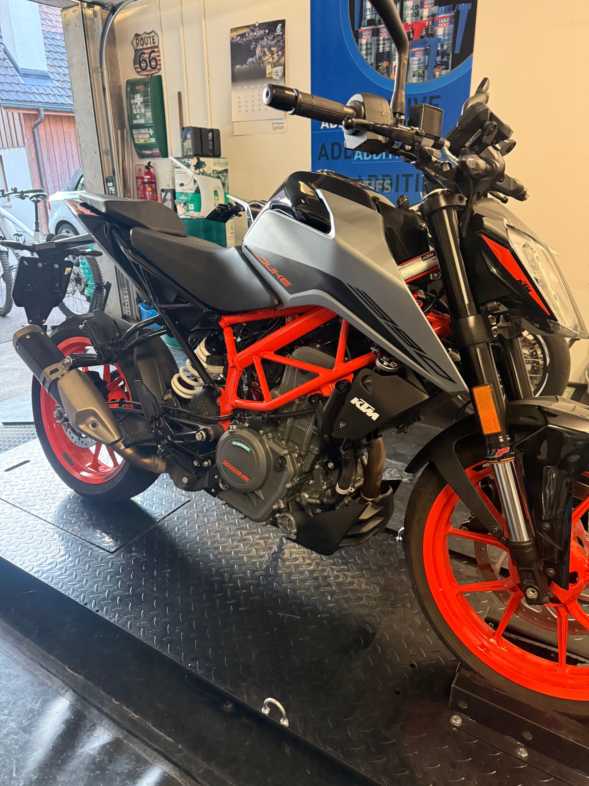 KTM 390 Duke-image-1