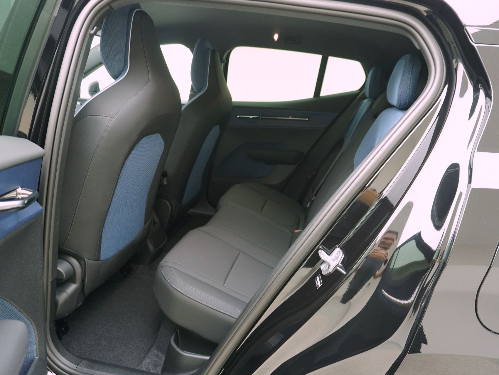 VOLVO EX30 E60 Core **10 Jahre Volvo Swiss Premium**-image-13
