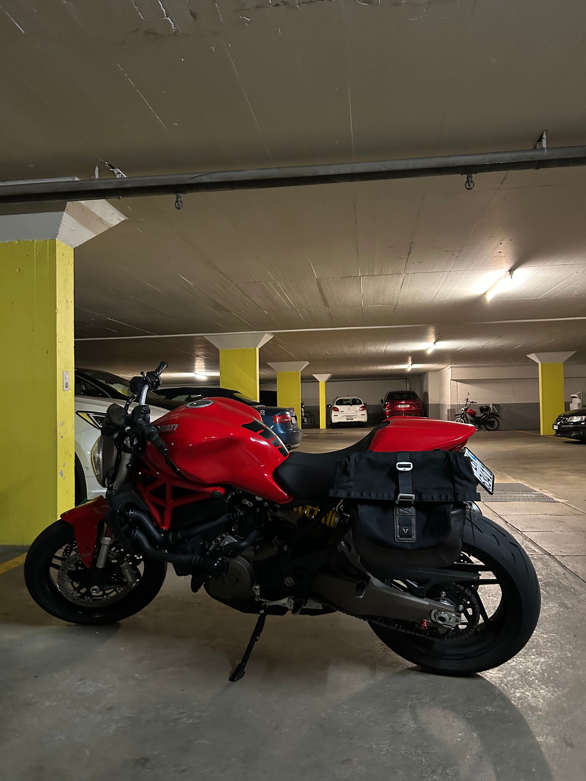 DUCATI Monster 821-image-1