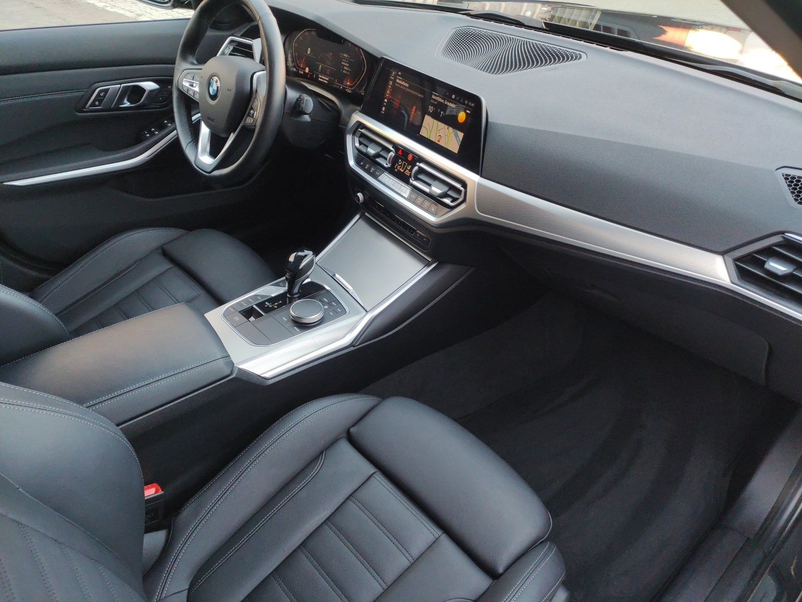 BMW 320d xDrive Touring Sport-image-10