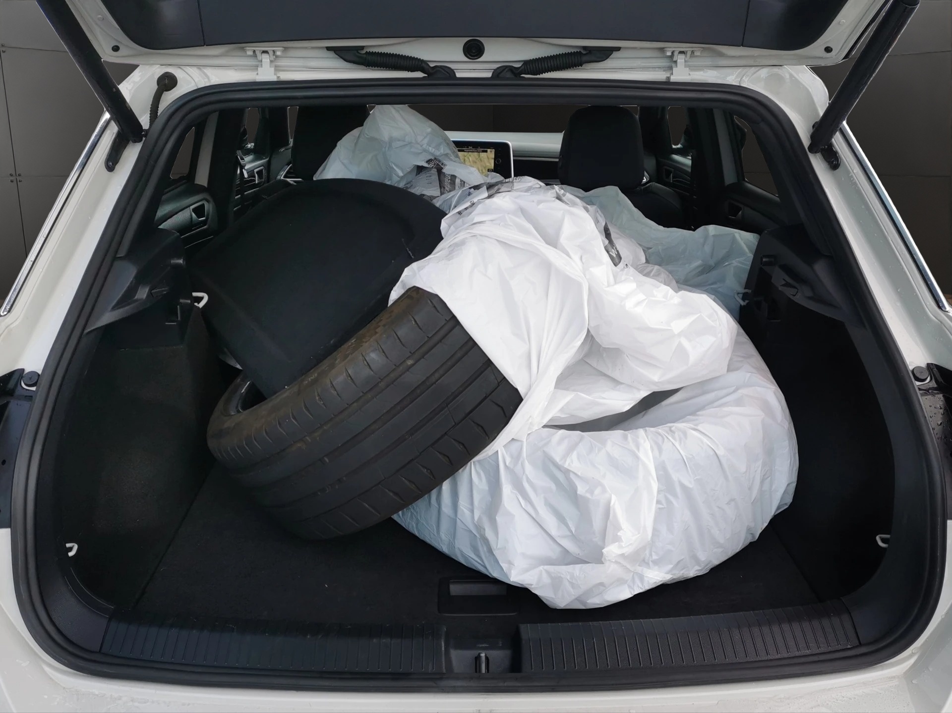 VW T-Roc 2.0 TSI R DSG 4Motion-image-10