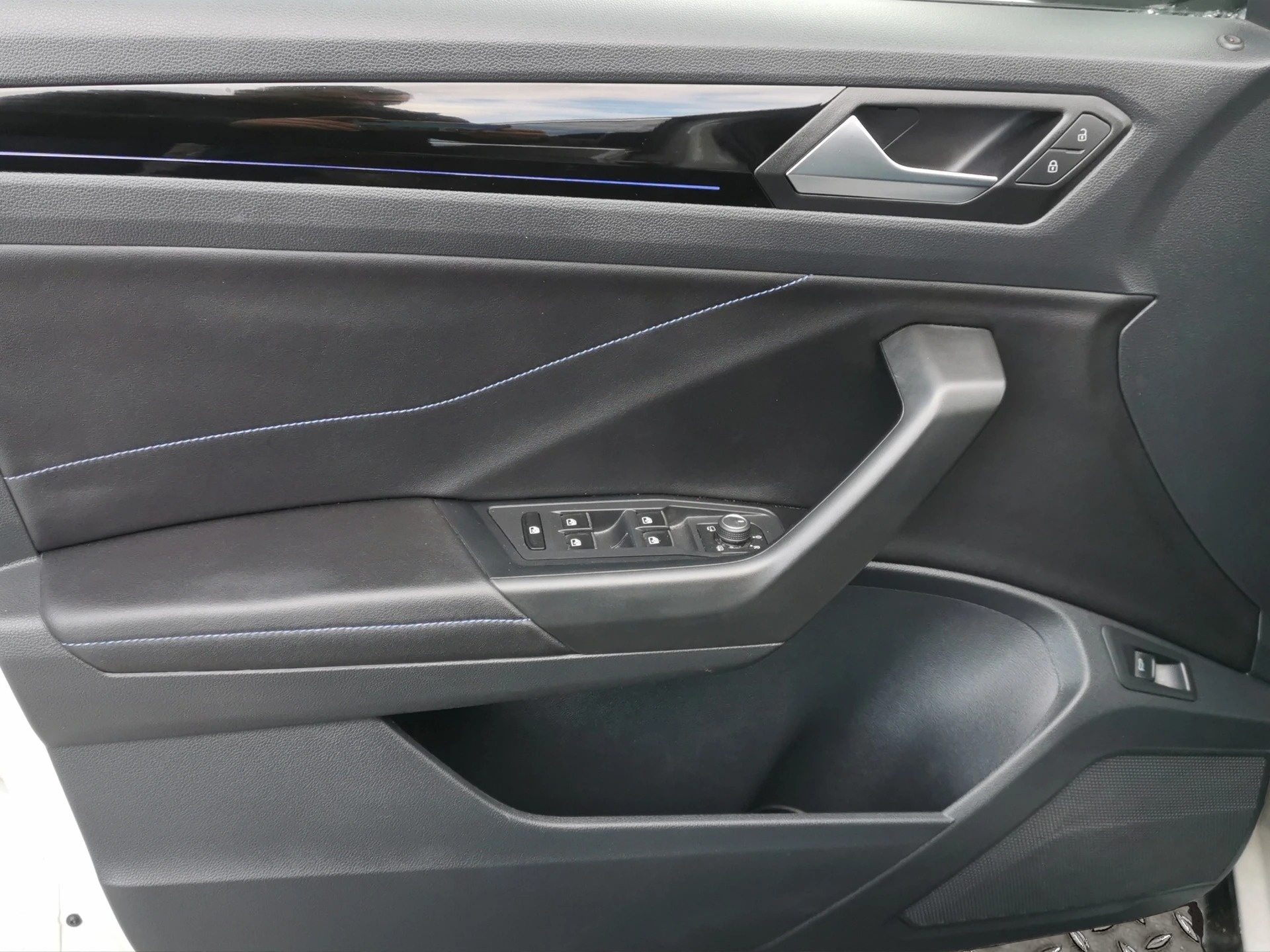 VW T-Roc 2.0 TSI R DSG 4Motion-image-17