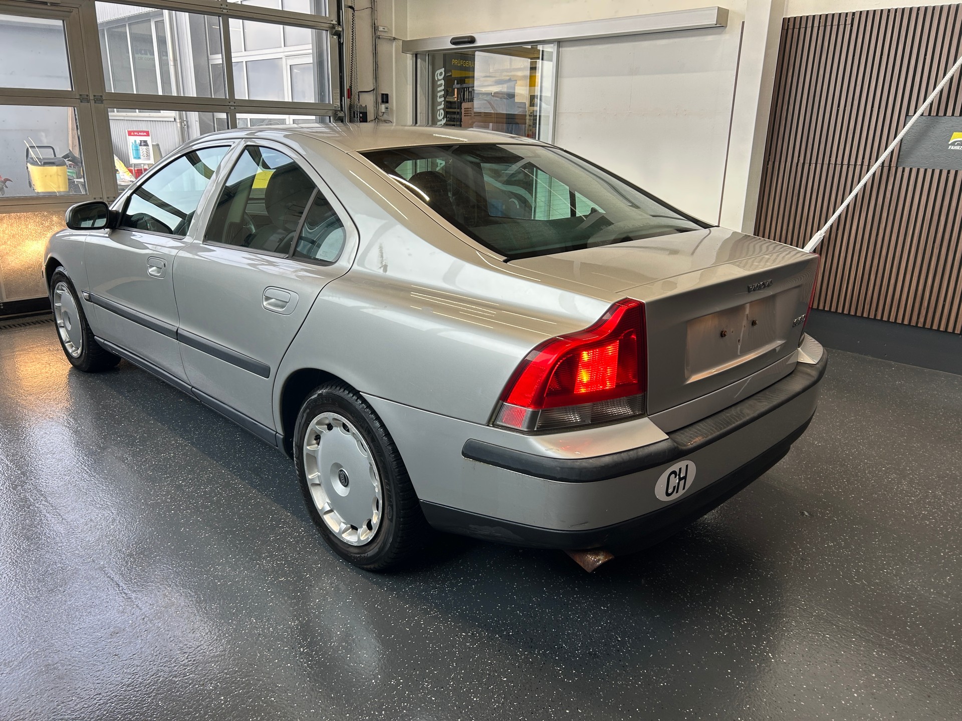 VOLVO S60 2.4T-image-4