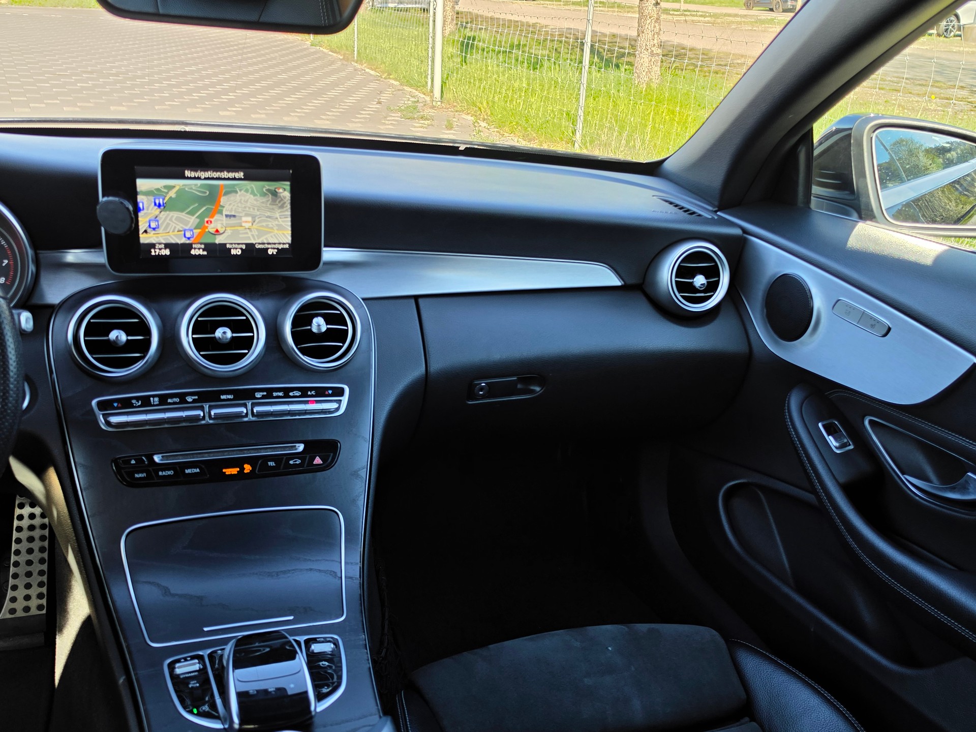 MERCEDES-BENZ C 200 Cabriolet AMG Line 9G-Tronic-image-17