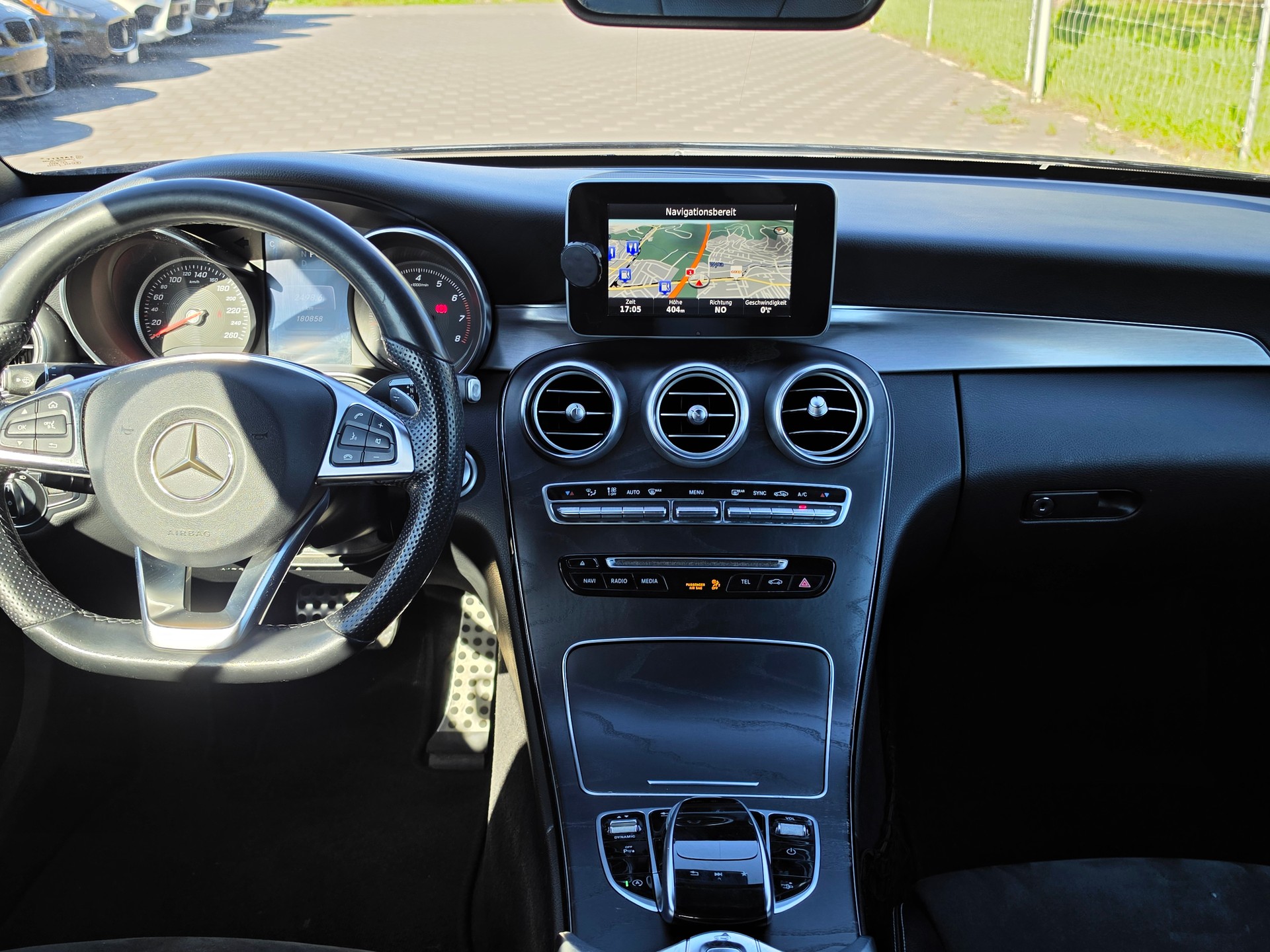 MERCEDES-BENZ C 200 Cabriolet AMG Line 9G-Tronic-image-16