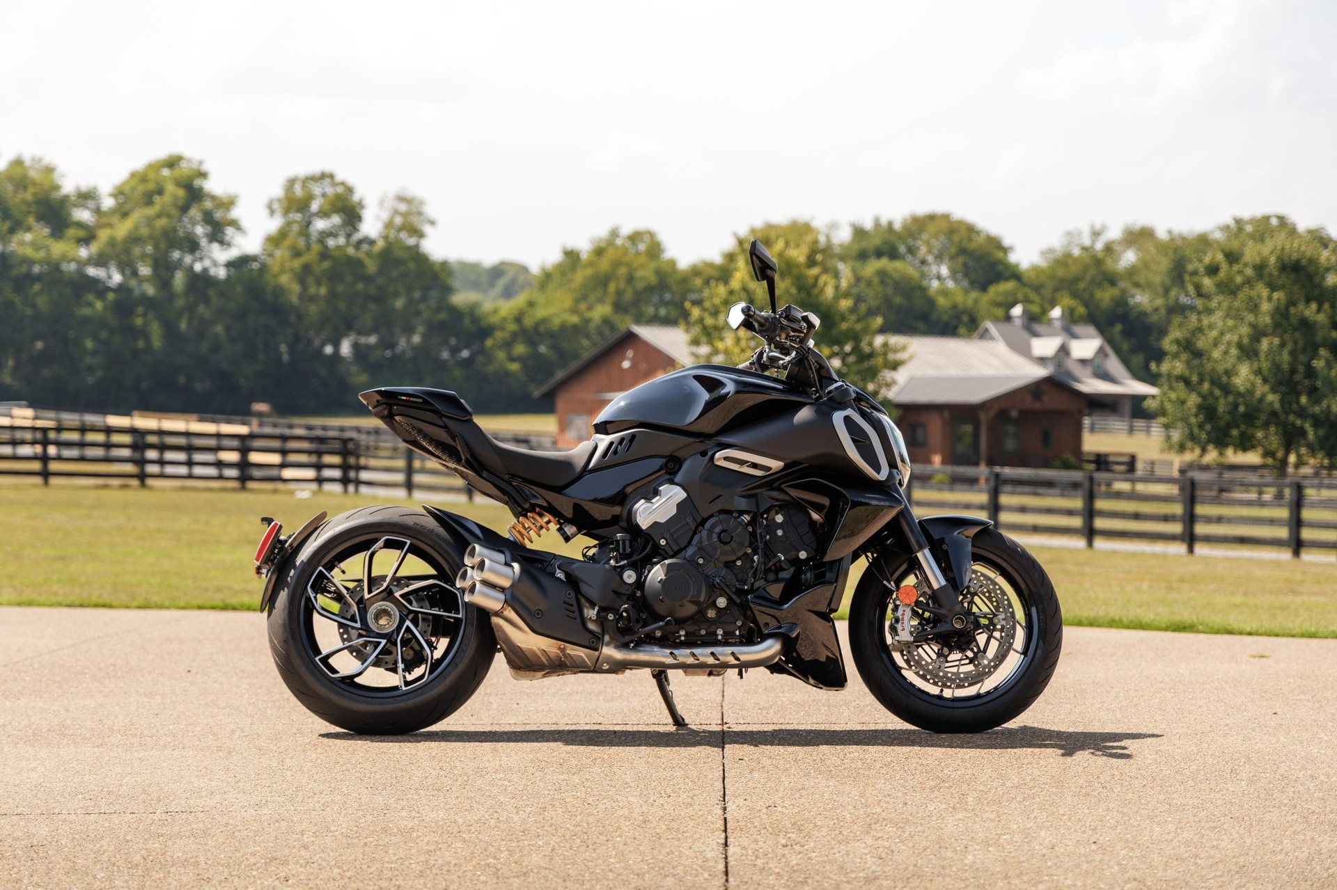 DUCATI Diavel V4-image-1