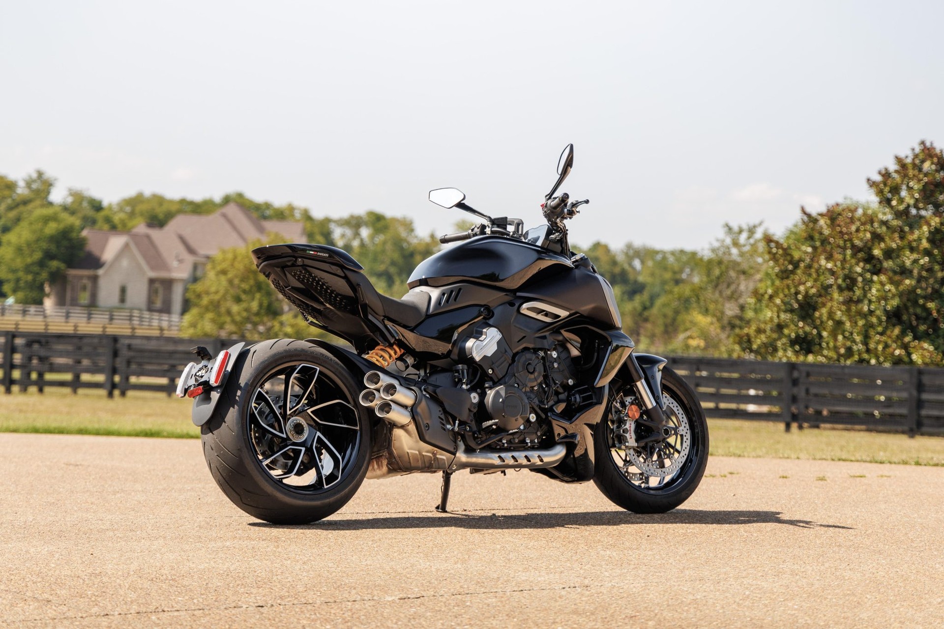 DUCATI Diavel V4-image-2