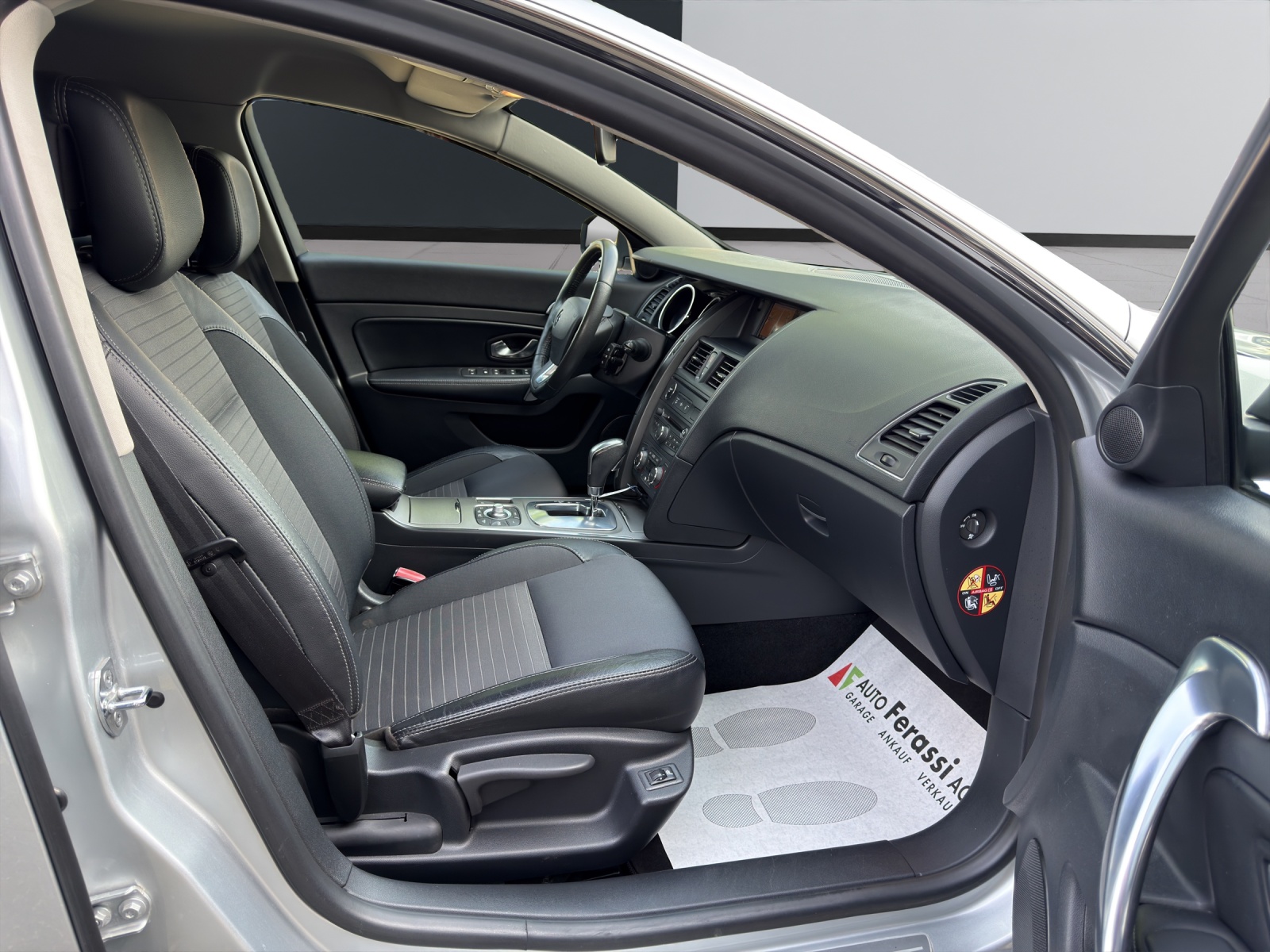 RENAULT Latitude 2.0 dCi Dynamique active-shift-image-17
