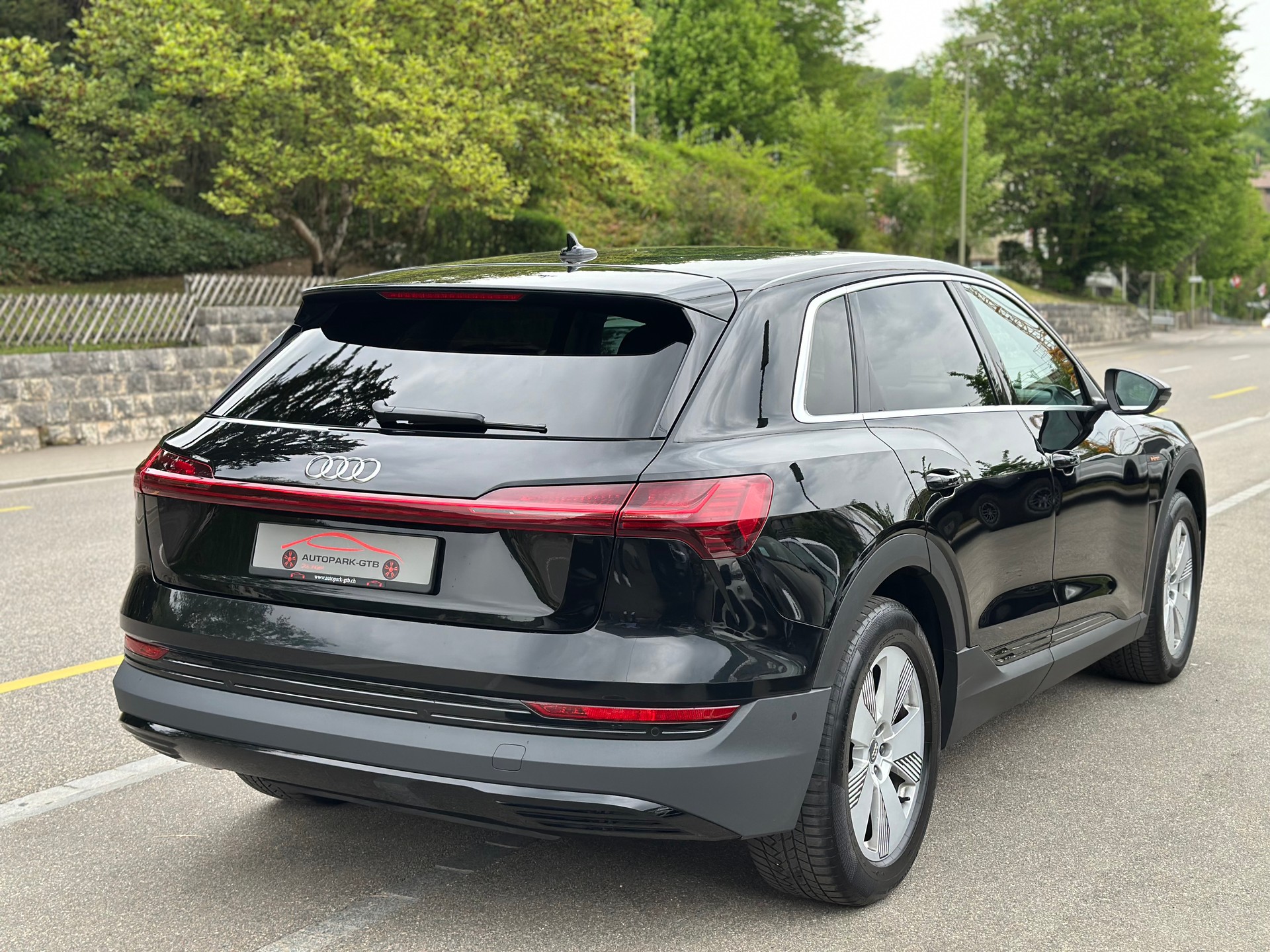 AUDI e-tron 55 quattro-image-6