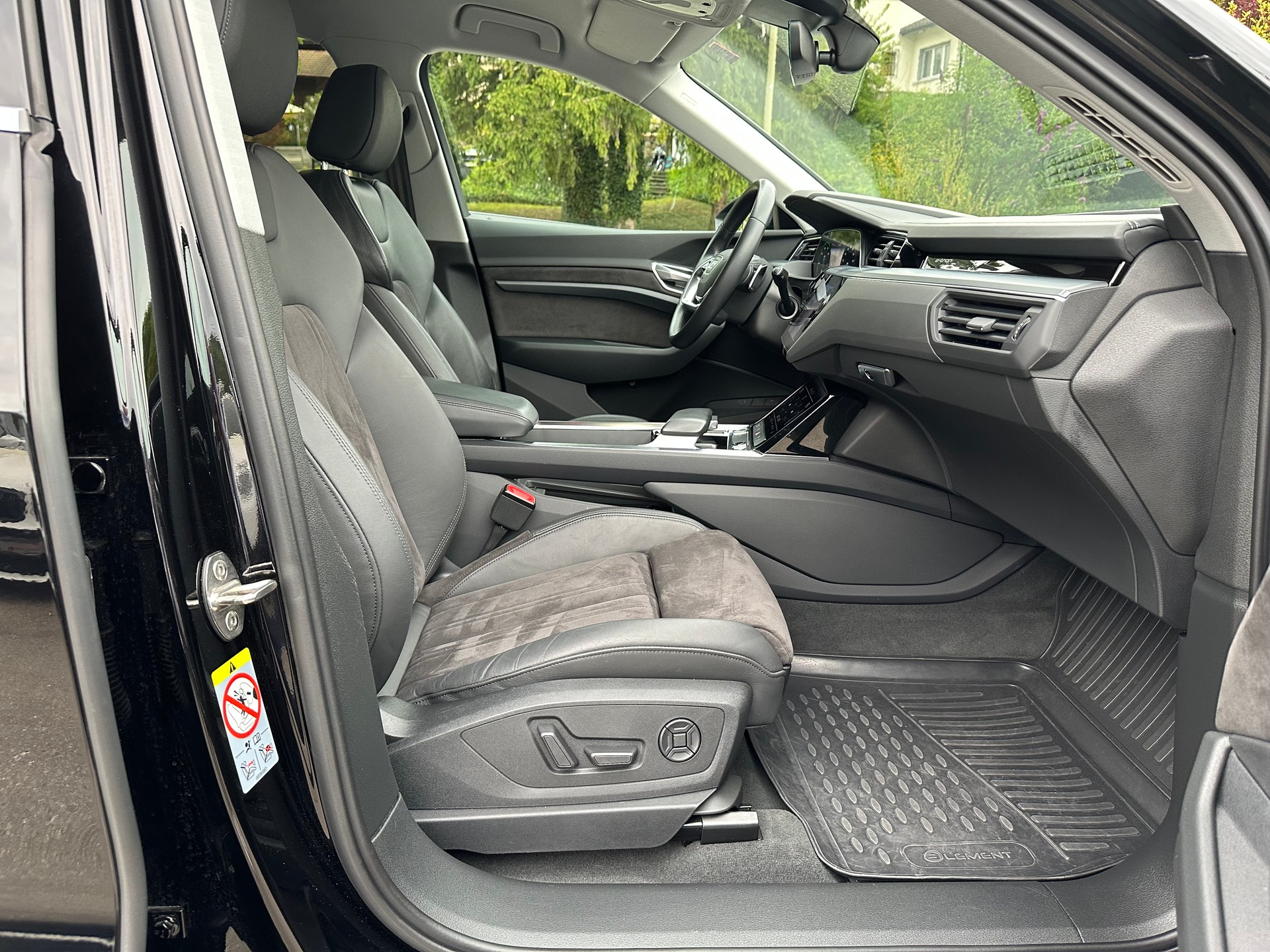 AUDI e-tron 55 quattro-image-11