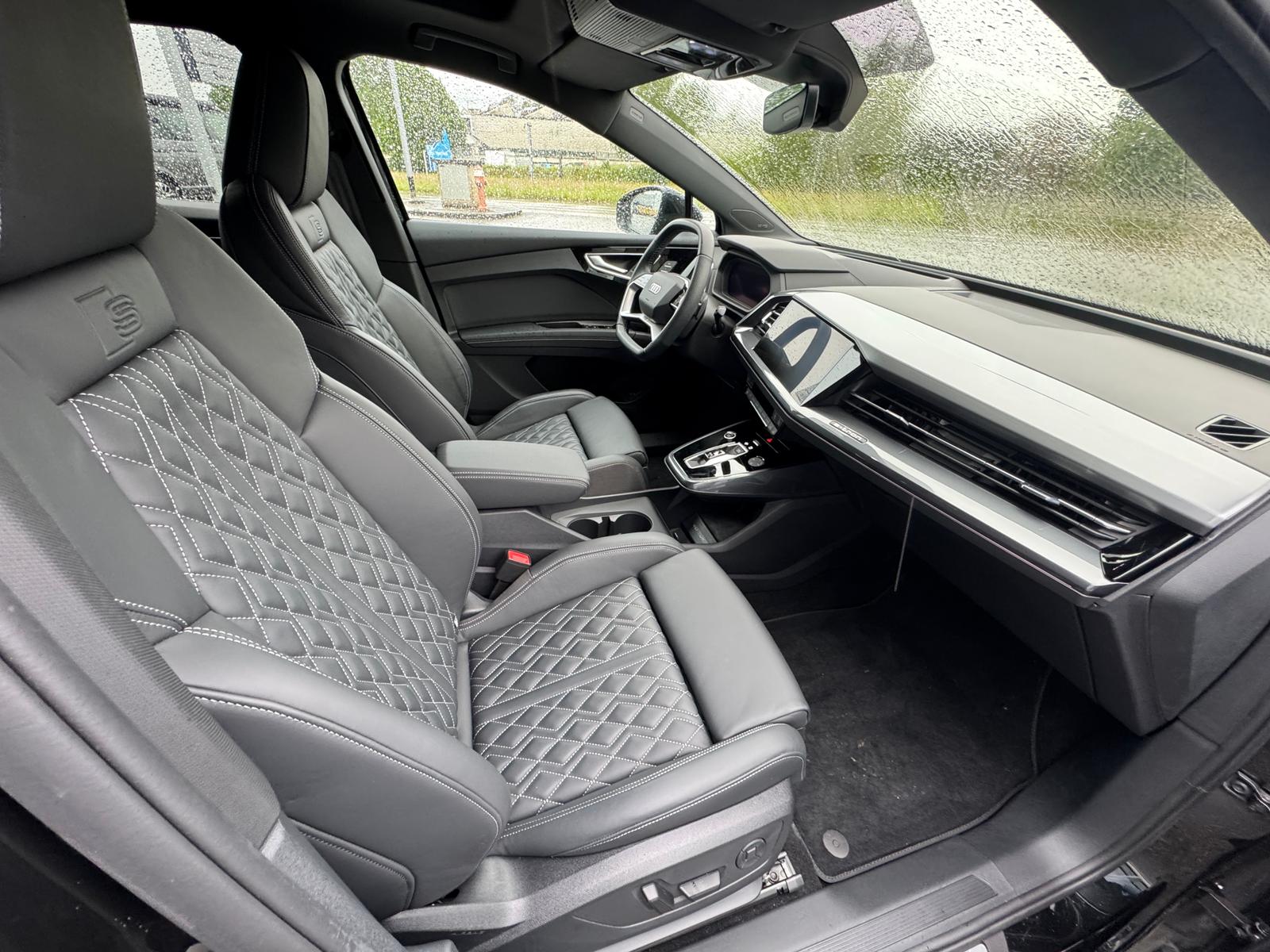 AUDI Q4 e-tron 55 quattro Sportback S-line Black Edition Plus / 340 PS-image-18