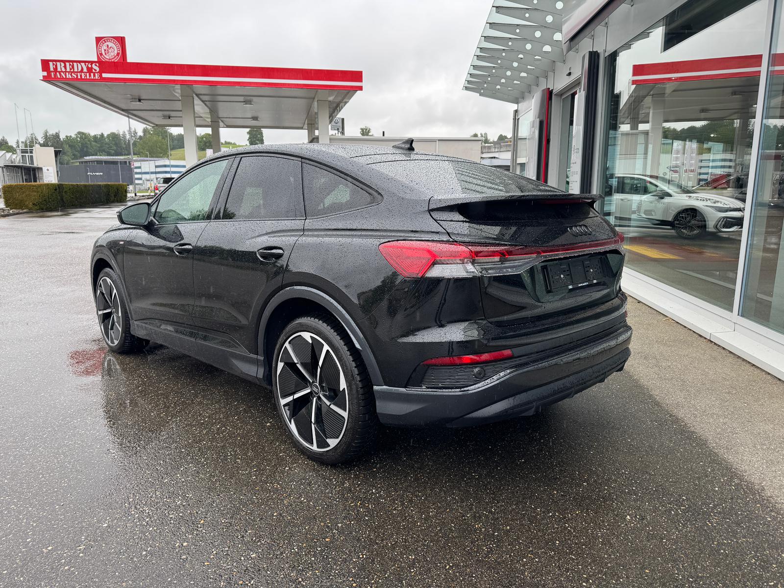 AUDI Q4 e-tron 55 quattro Sportback S-line Black Edition Plus / 340 PS-showroom-element-2