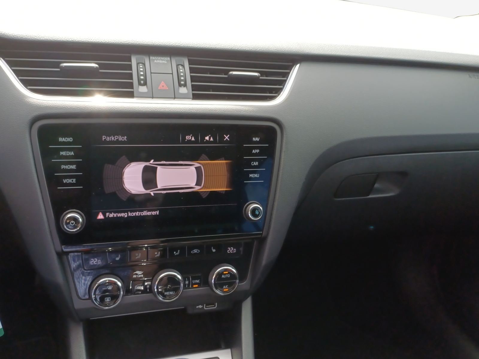 SKODA Octavia Combi 2.0 TDI Ambition 4x4 DSG-image-15