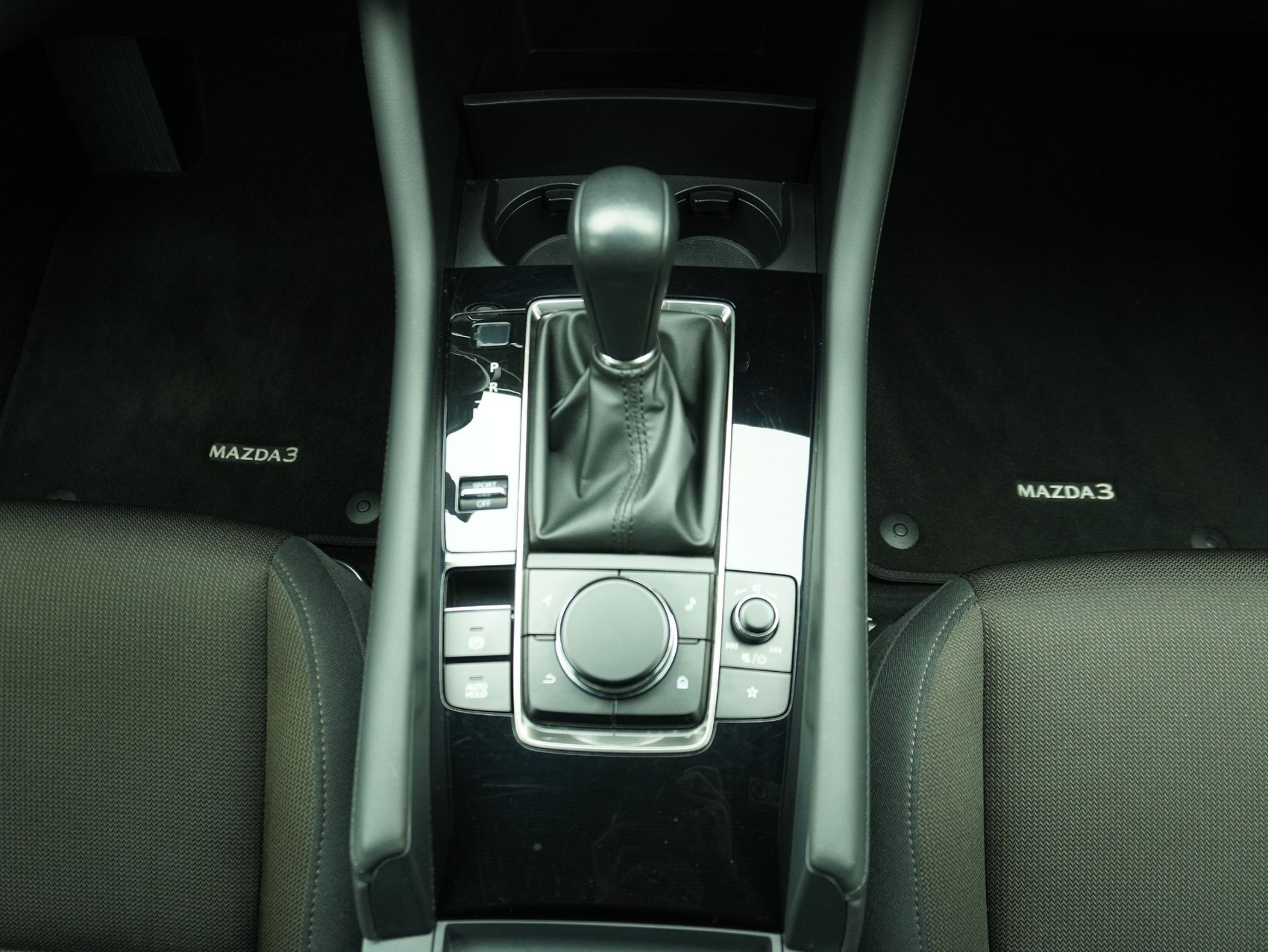 MAZDA 3 Hatchback 2.0 Revolution-image-14