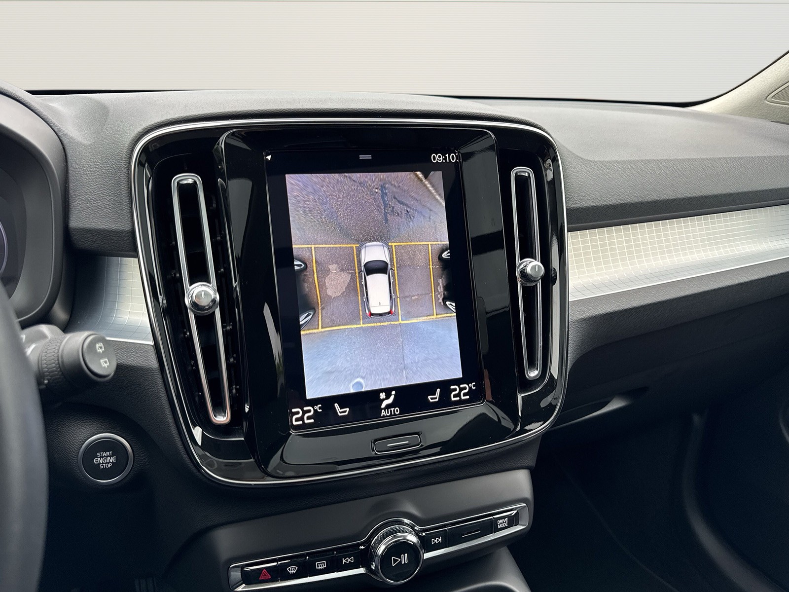 VOLVO XC40 2.0 B4 MH Momentum-image-15
