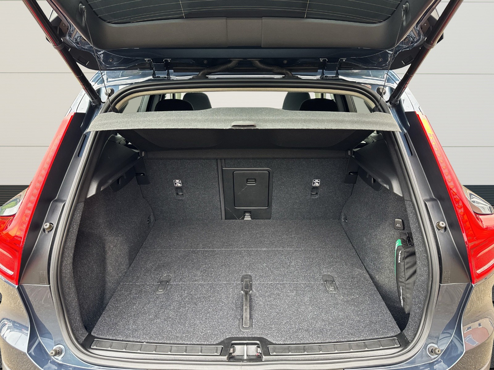 VOLVO XC40 2.0 B4 MH Momentum-image-10