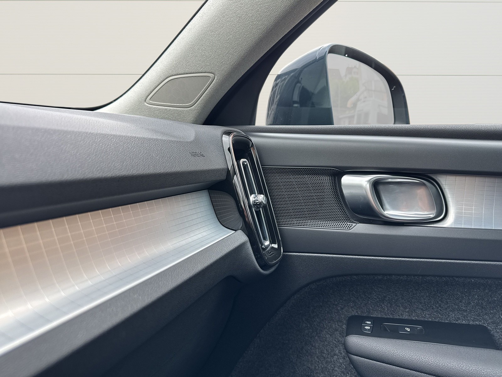 VOLVO XC40 2.0 B4 MH Momentum-image-16