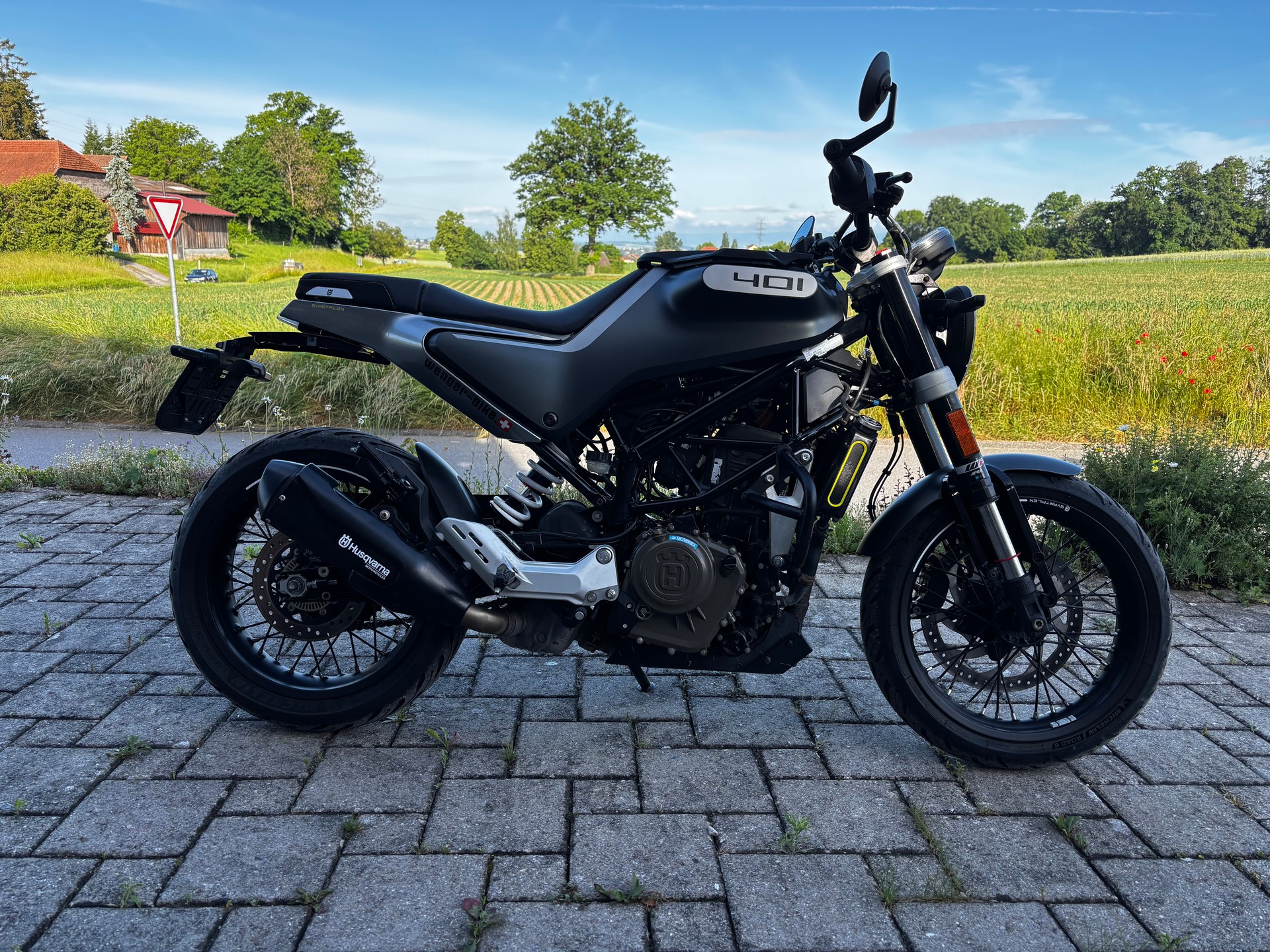 HUSQVARNA Svartpilen 401-image-1