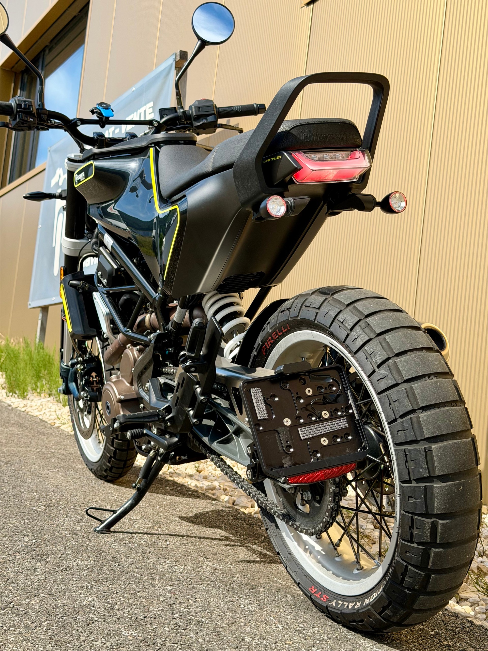 HUSQVARNA Svartpilen 401-image-12