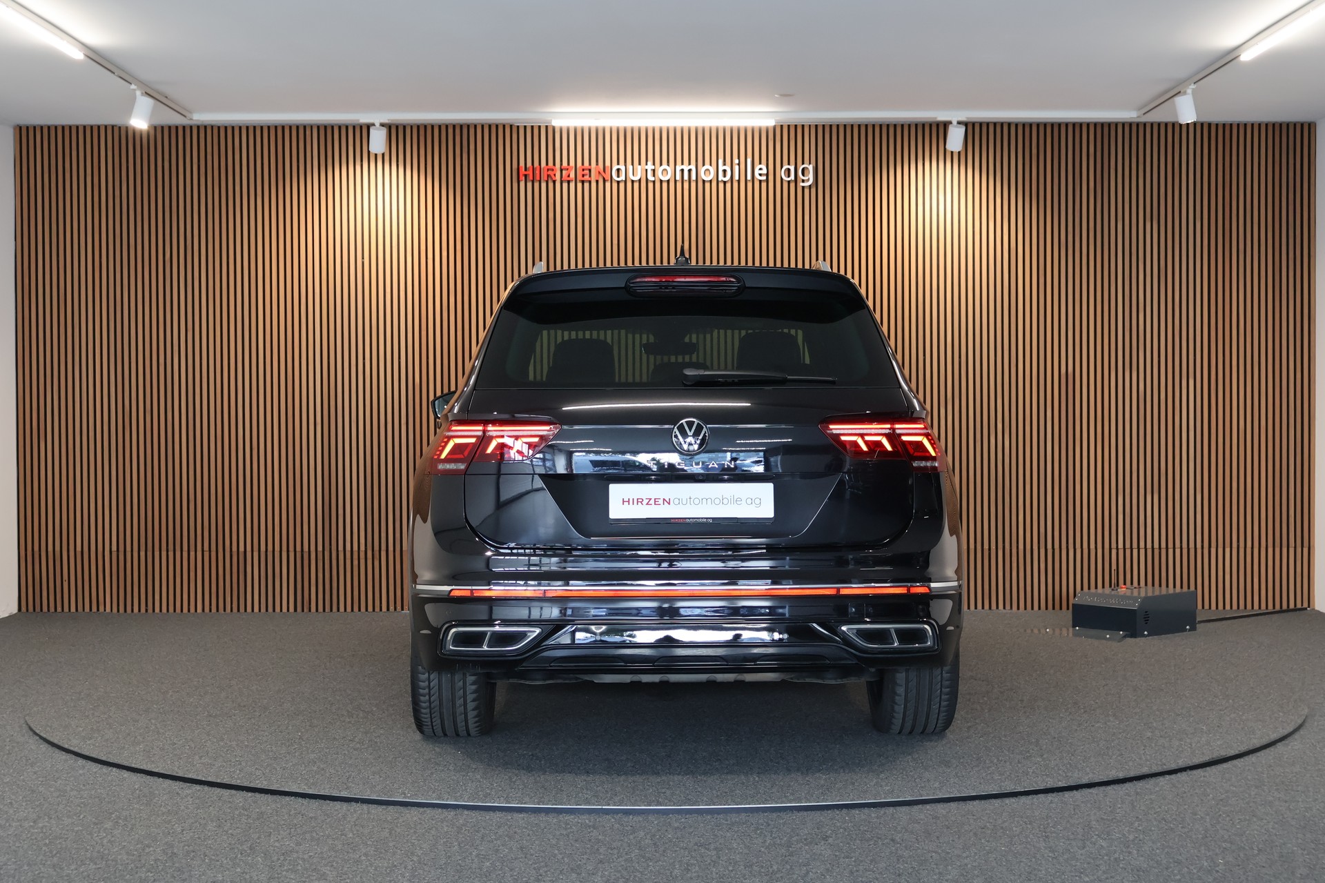 VW Tiguan 2.0TSI R-Line 4Motion DSG-showroom-element-3