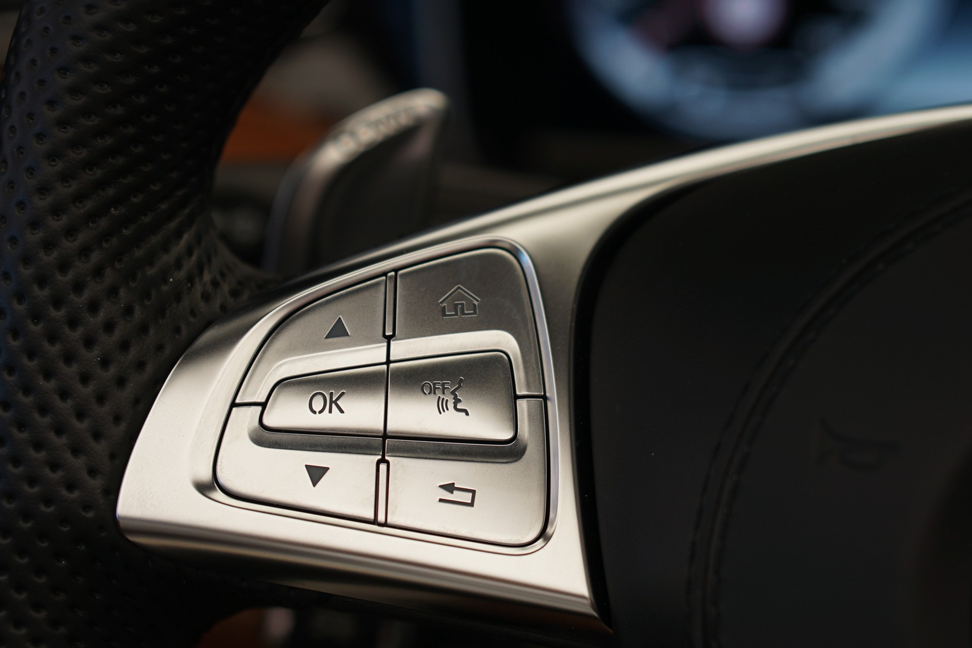 MERCEDES-BENZ S 63 AMG Cabriolet 4Matic Speedshift MCT *CH-Fahrzeug* *Designo Mokkaschwarz* *Swarowski*-image-31