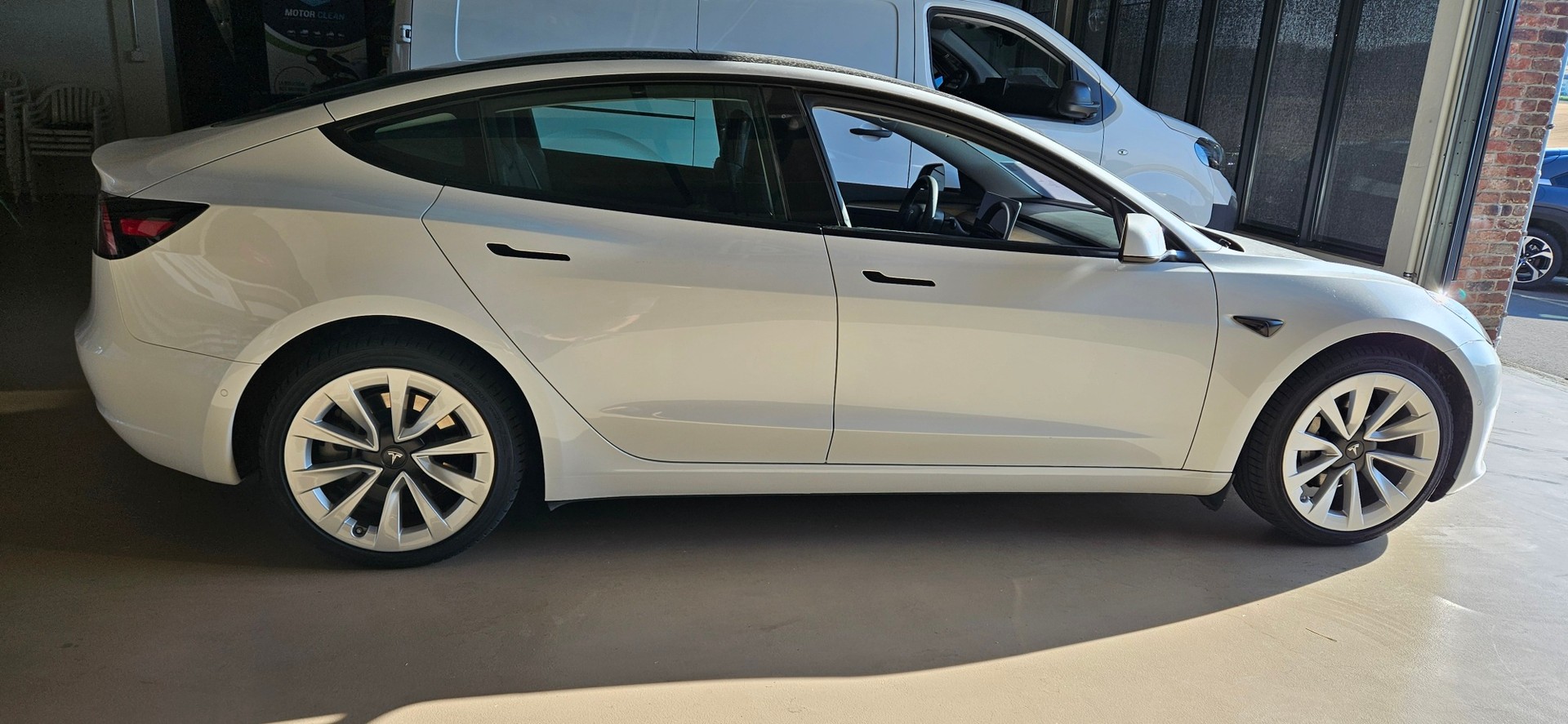 TESLA Model 3-showroom-element-2