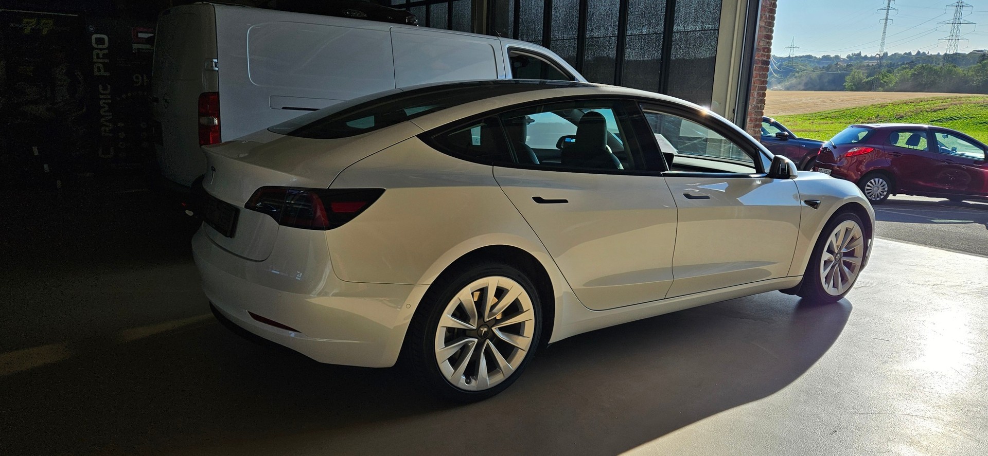 TESLA Model 3-showroom-element-3