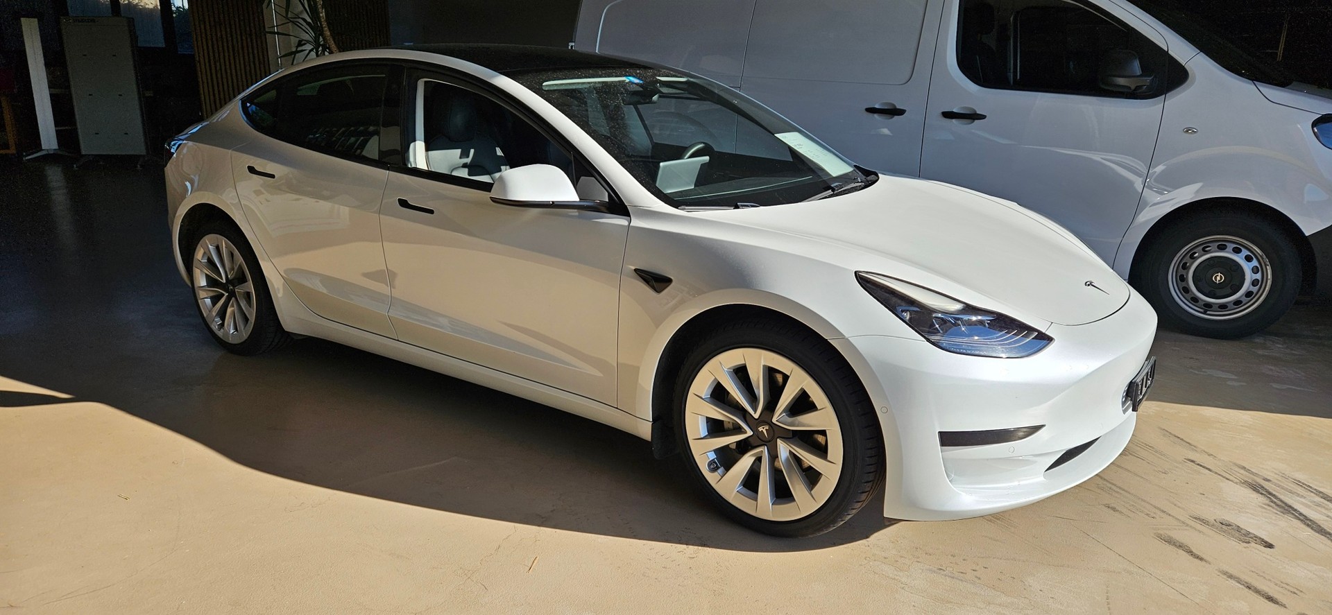 TESLA Model 3-showroom-element-1