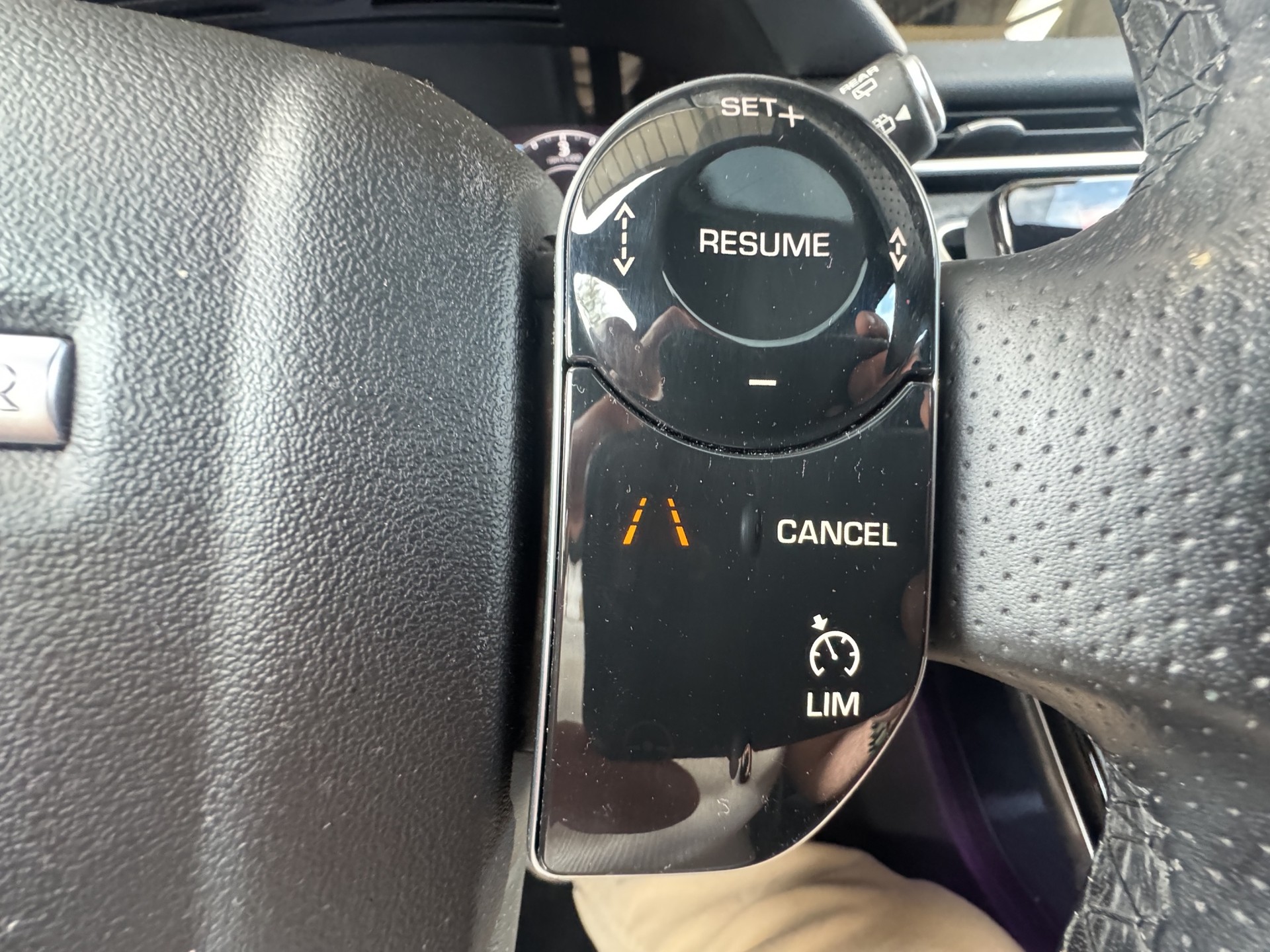 LAND ROVER Range Rover Velar 3.0 D 300 R-Dynamic-image-17