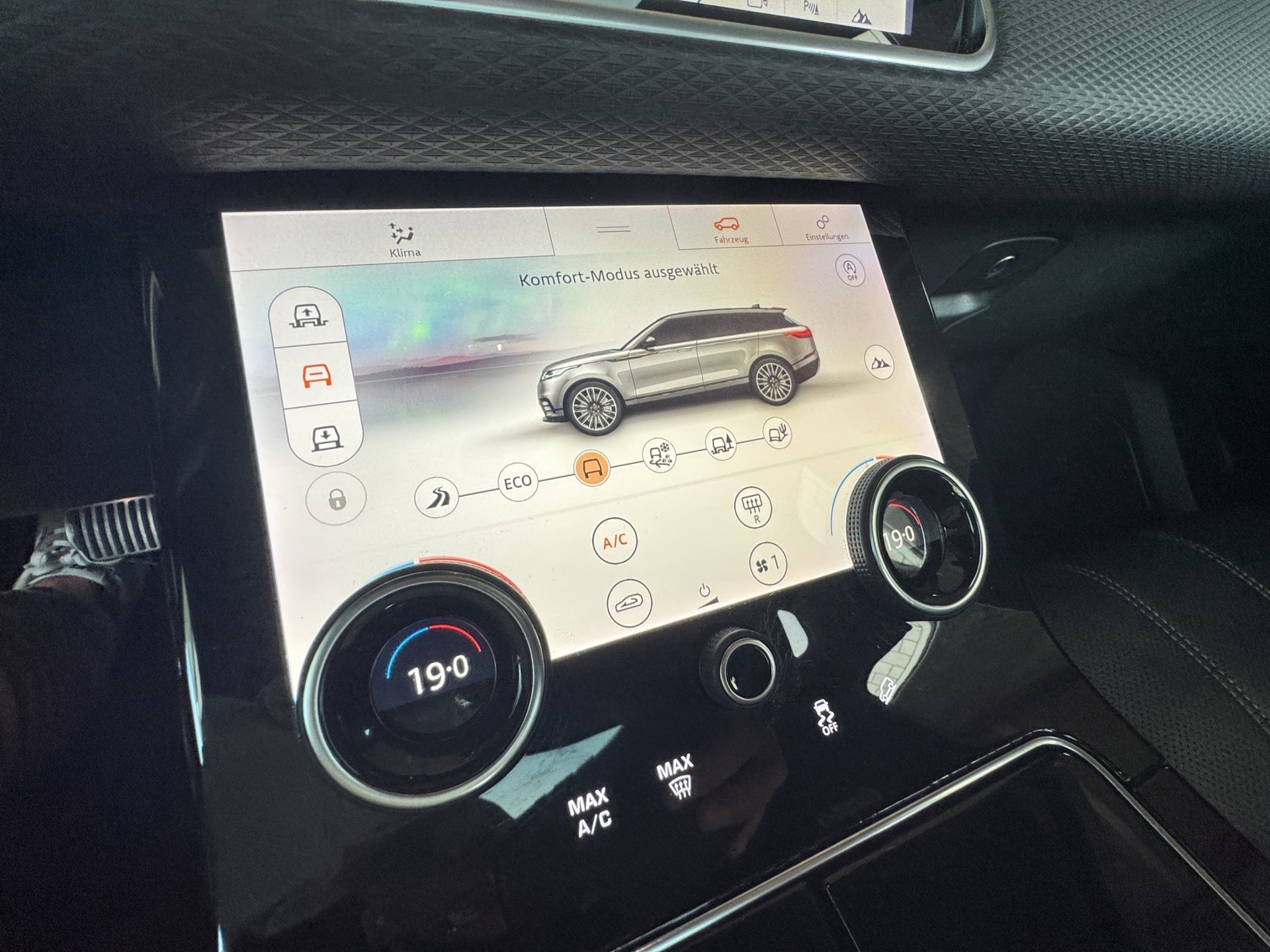 LAND ROVER Range Rover Velar 3.0 D 300 R-Dynamic-image-21