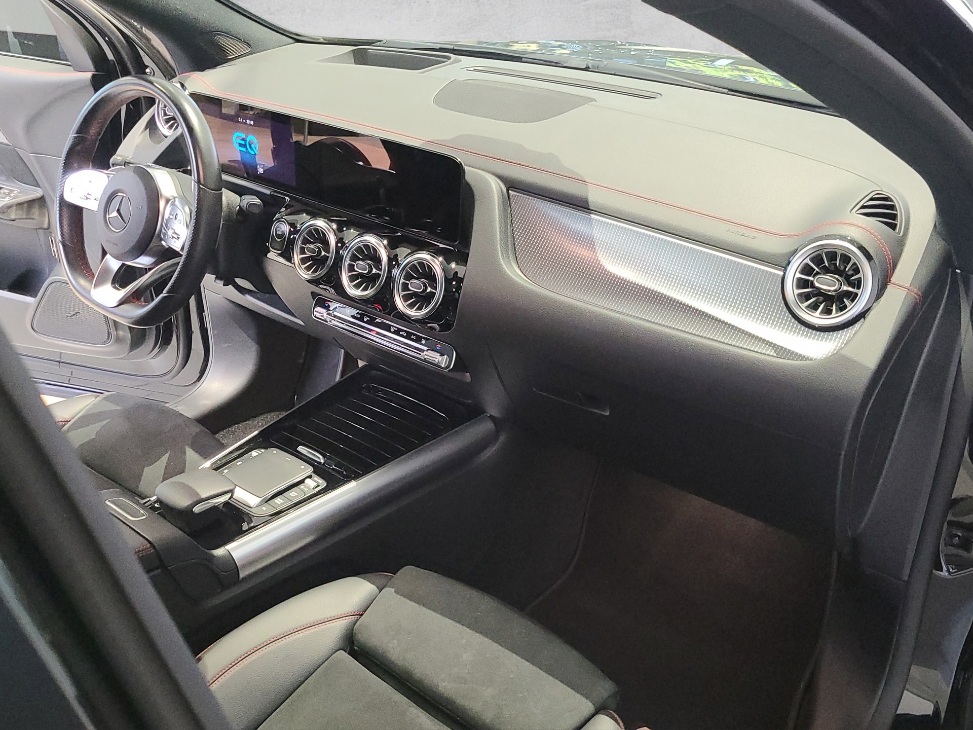 MERCEDES-BENZ EQA 300 AMG 4M-image-10