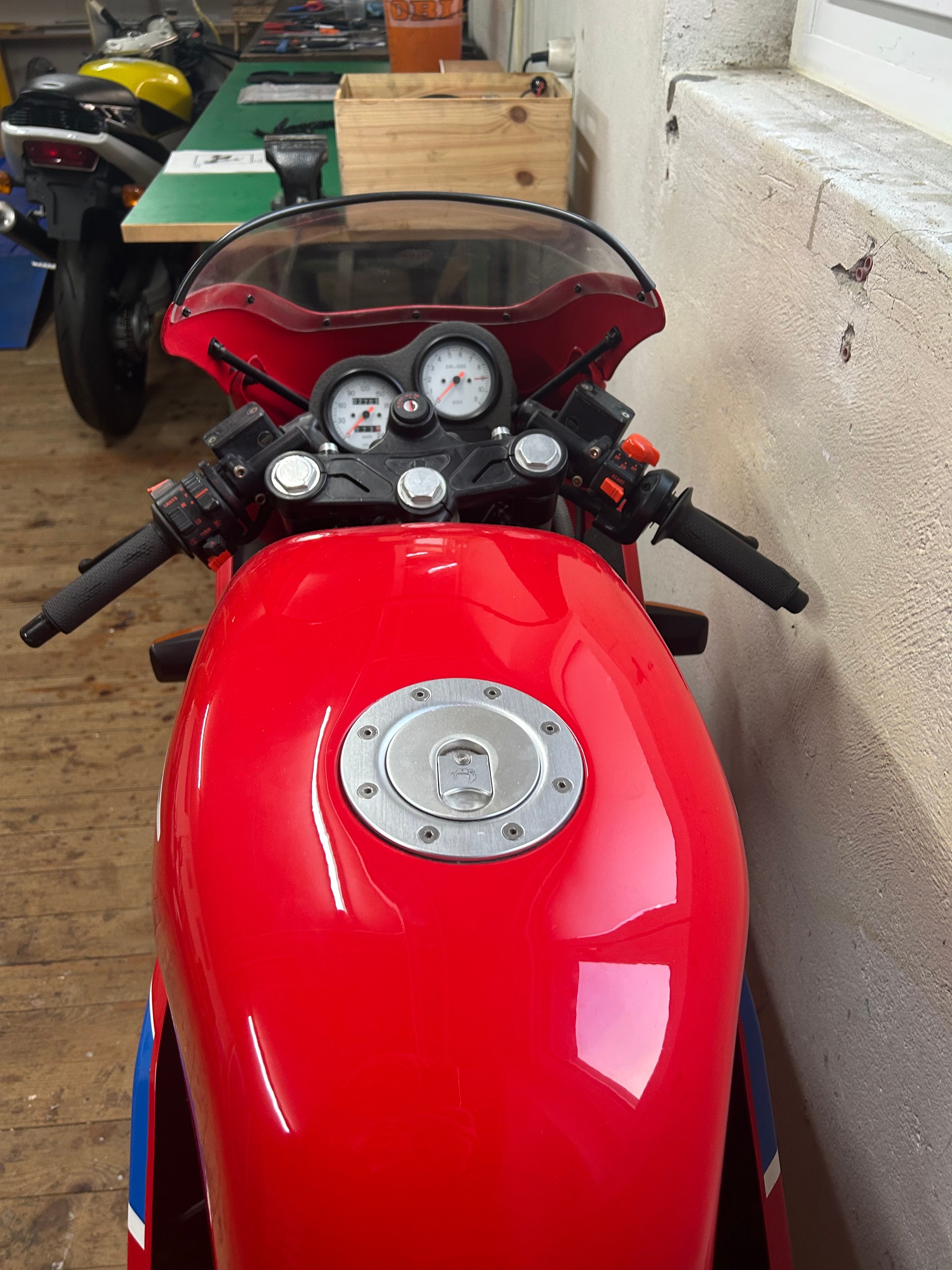 DUCATI 750 Sport-image-2