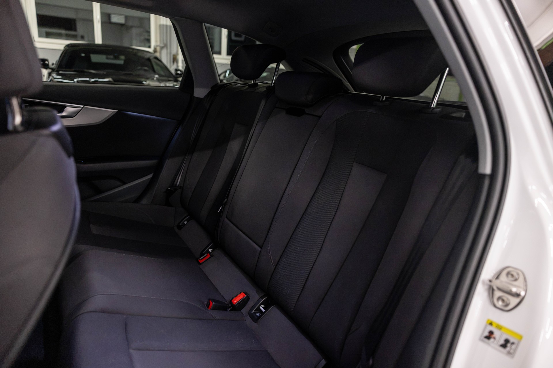 AUDI A4 Avant 35 TDI advanced S-tronic *CH-FHZ MIT GRATISSERVICE*-image-21