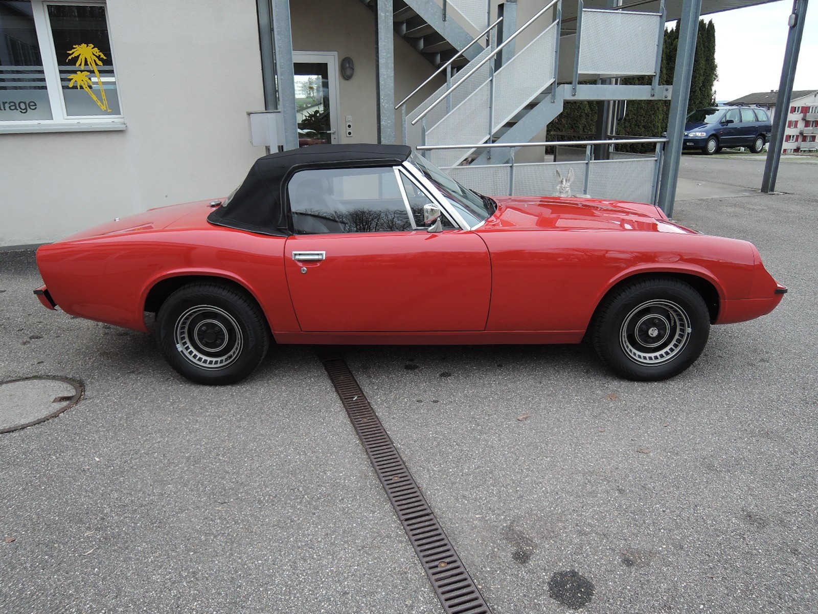 JENSEN HEALEY-showroom-element-2